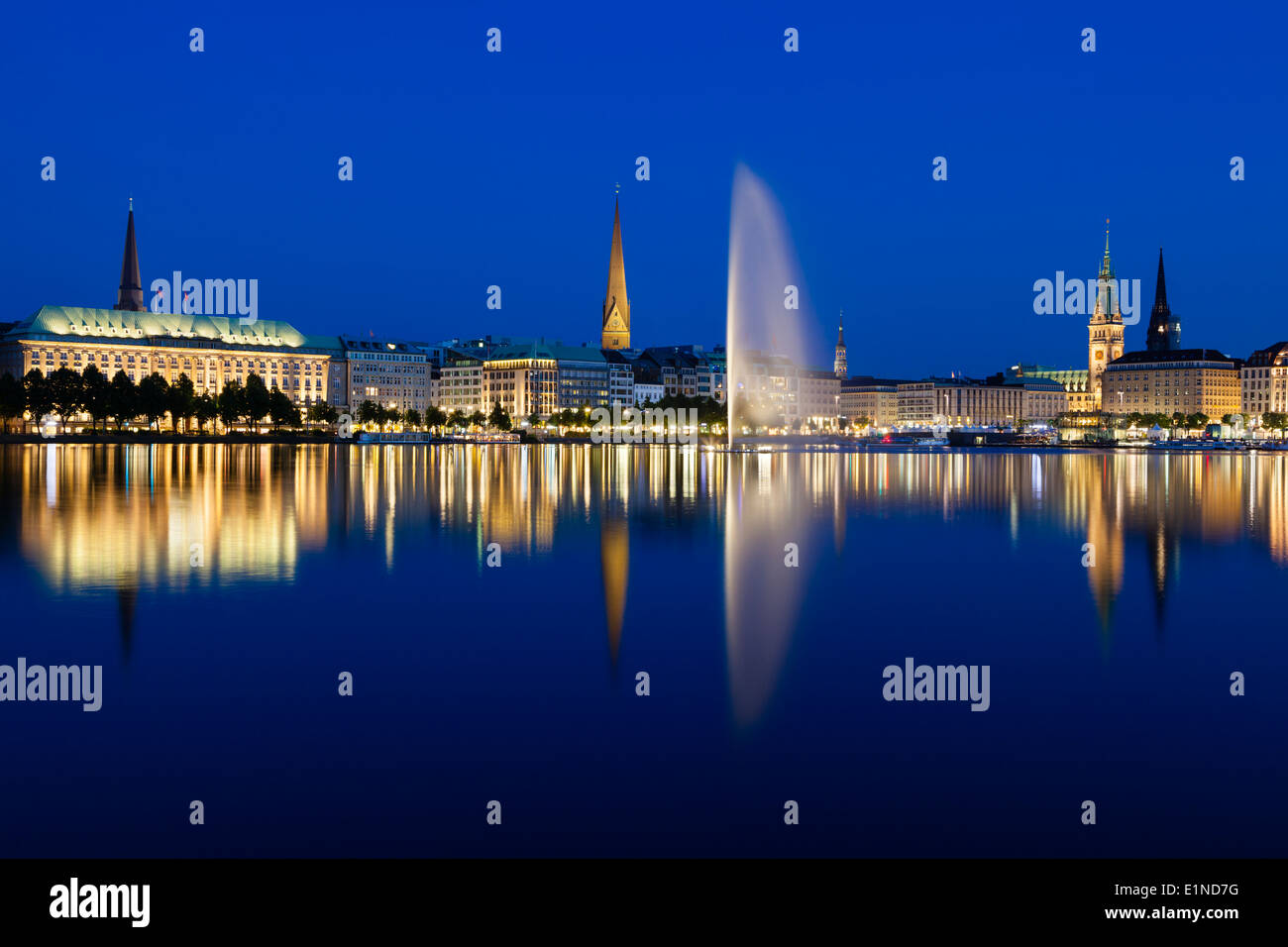 Die berühmten Binnenalster-See mit seinem Brunnen in Hamburg, Deutschland in der Nacht Stockfoto