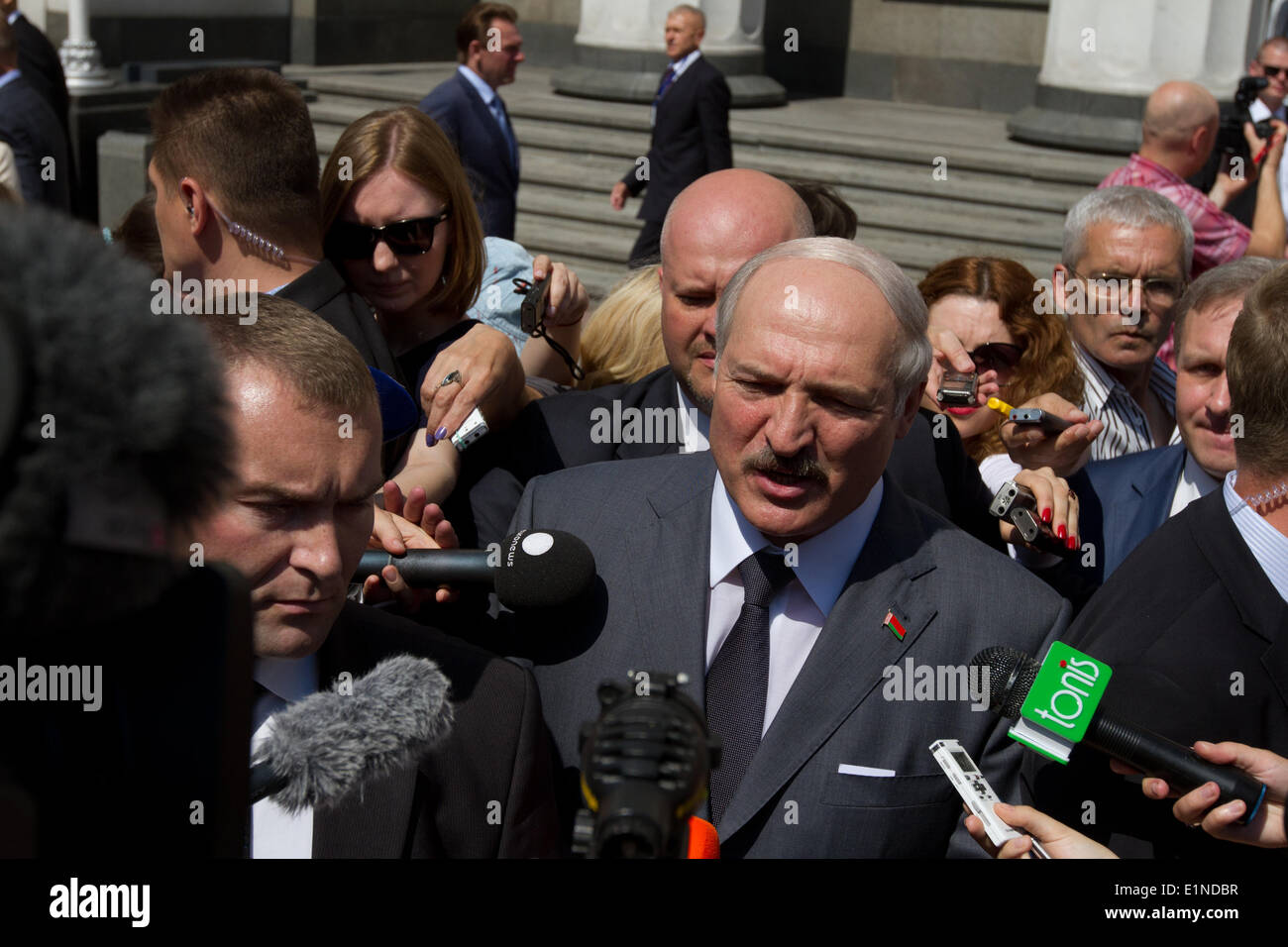 Kiew, Ukraine. 7. Juni 2014. Weißrusslands Präsident Alexander Lukashenko, Zentrum, mit seinem Sohn Nikolai kommt, um die Einweihung von Petro Poroshenko zum neuen Präsidenten der Ukraine in Kiew besuchen. Bildnachweis: Sergii Kharchenko/Pacific Press/Alamy Live-Nachrichten Stockfoto