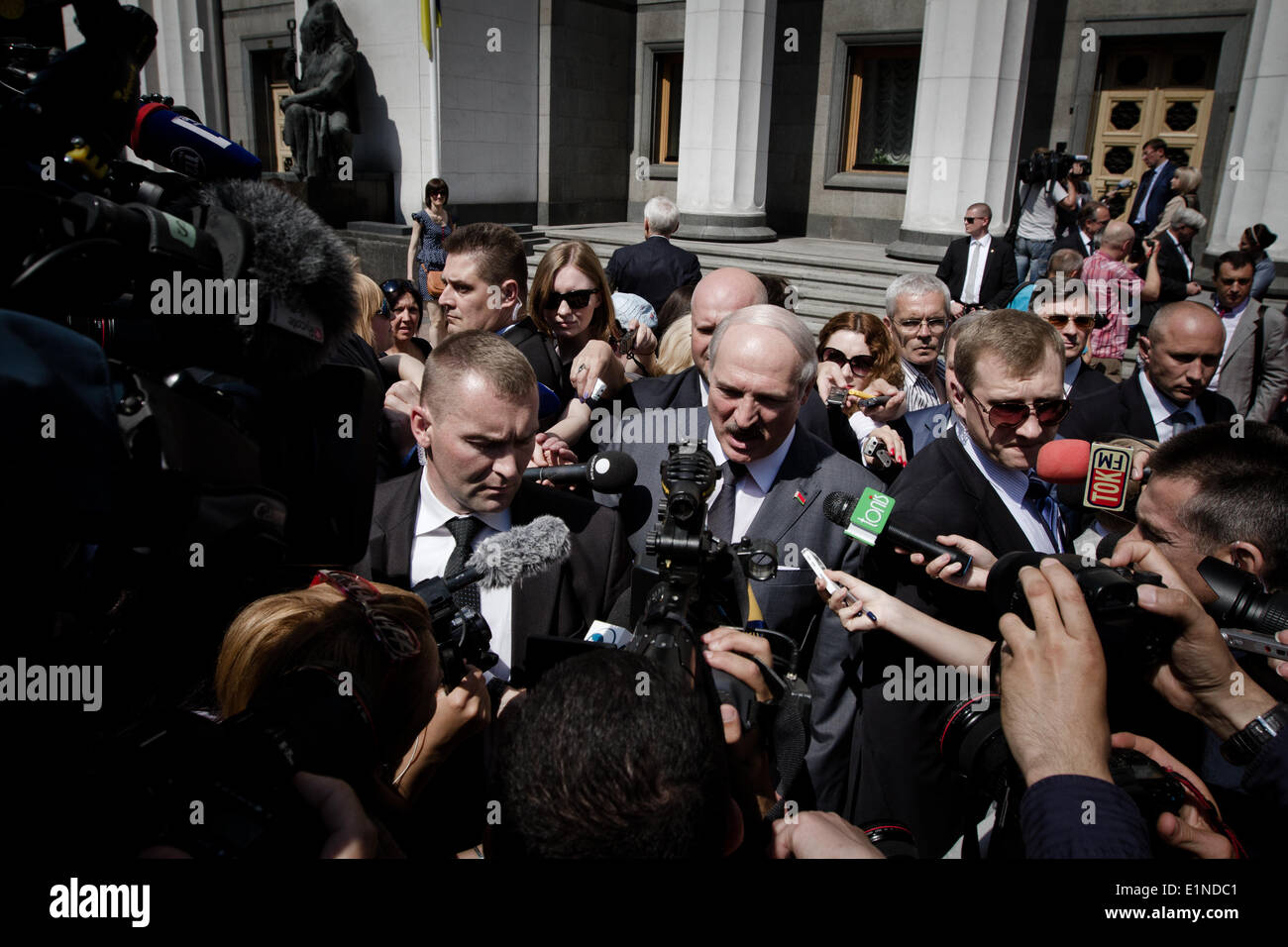 Kiew, Ukraine. 7. Juni 2014. Weißrusslands Präsident Alexander Lukashenko, Zentrum, mit seinem Sohn Nikolai kommt, um die Einweihung von Petro Poroshenko zum neuen Präsidenten der Ukraine in Kiew besuchen. Bildnachweis: Sergii Kharchenko/Pacific Press/Alamy Live-Nachrichten Stockfoto