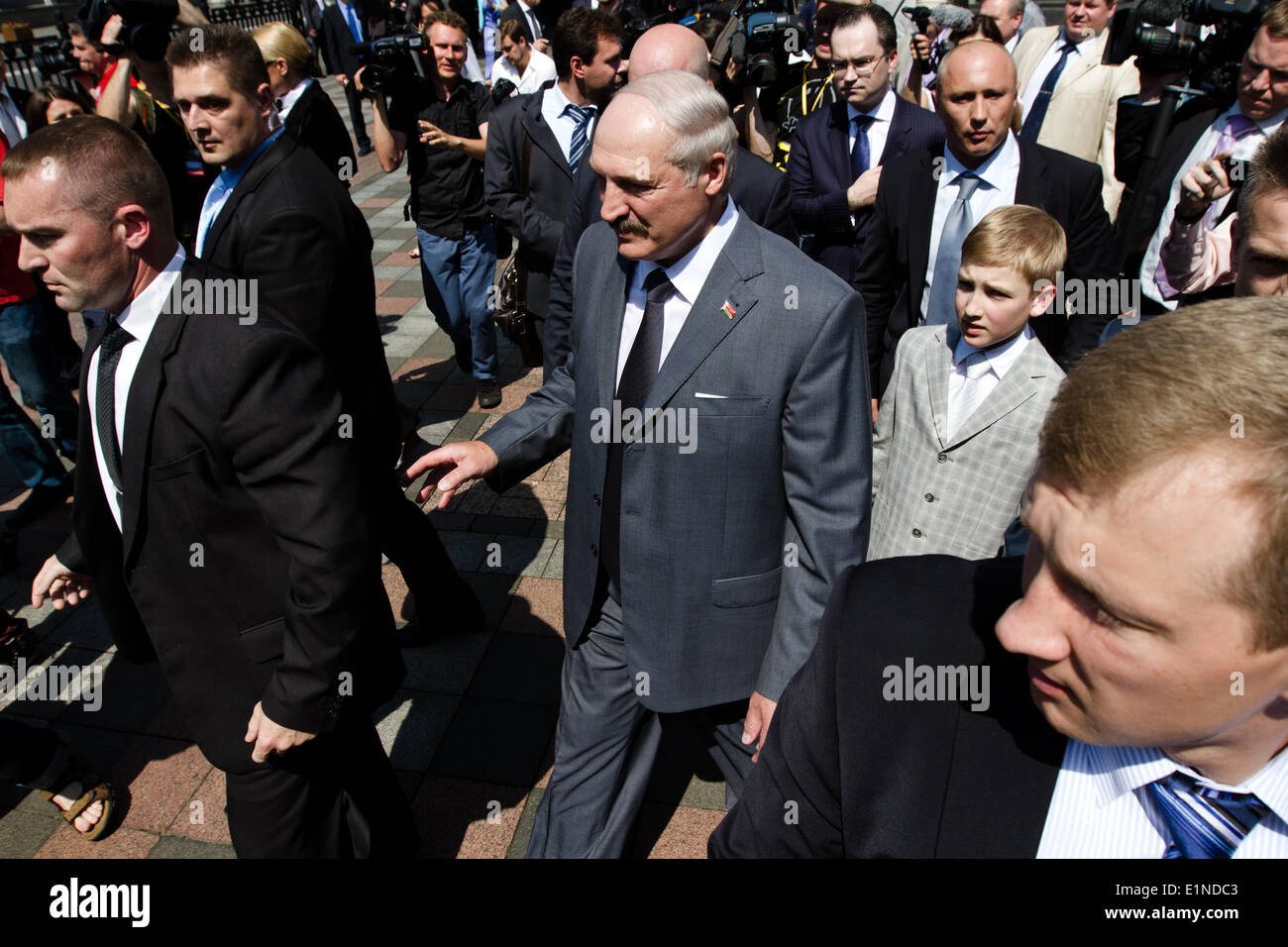 Kiew, Ukraine. 7. Juni 2014. Weißrusslands Präsident Alexander Lukashenko, Zentrum, mit seinem Sohn Nikolai kommt, um die Einweihung von Petro Poroshenko zum neuen Präsidenten der Ukraine in Kiew besuchen. Bildnachweis: Sergii Kharchenko/Pacific Press/Alamy Live-Nachrichten Stockfoto