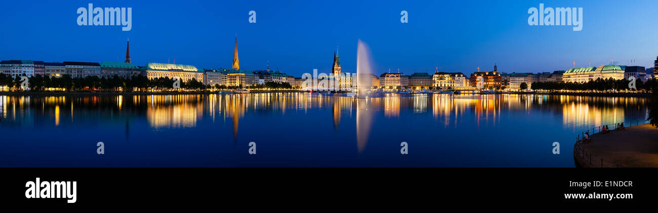 Panorama-Aufnahme des berühmten Binnenalster Sees mit seinem Brunnen in Hamburg, Deutschland in der Nacht Stockfoto