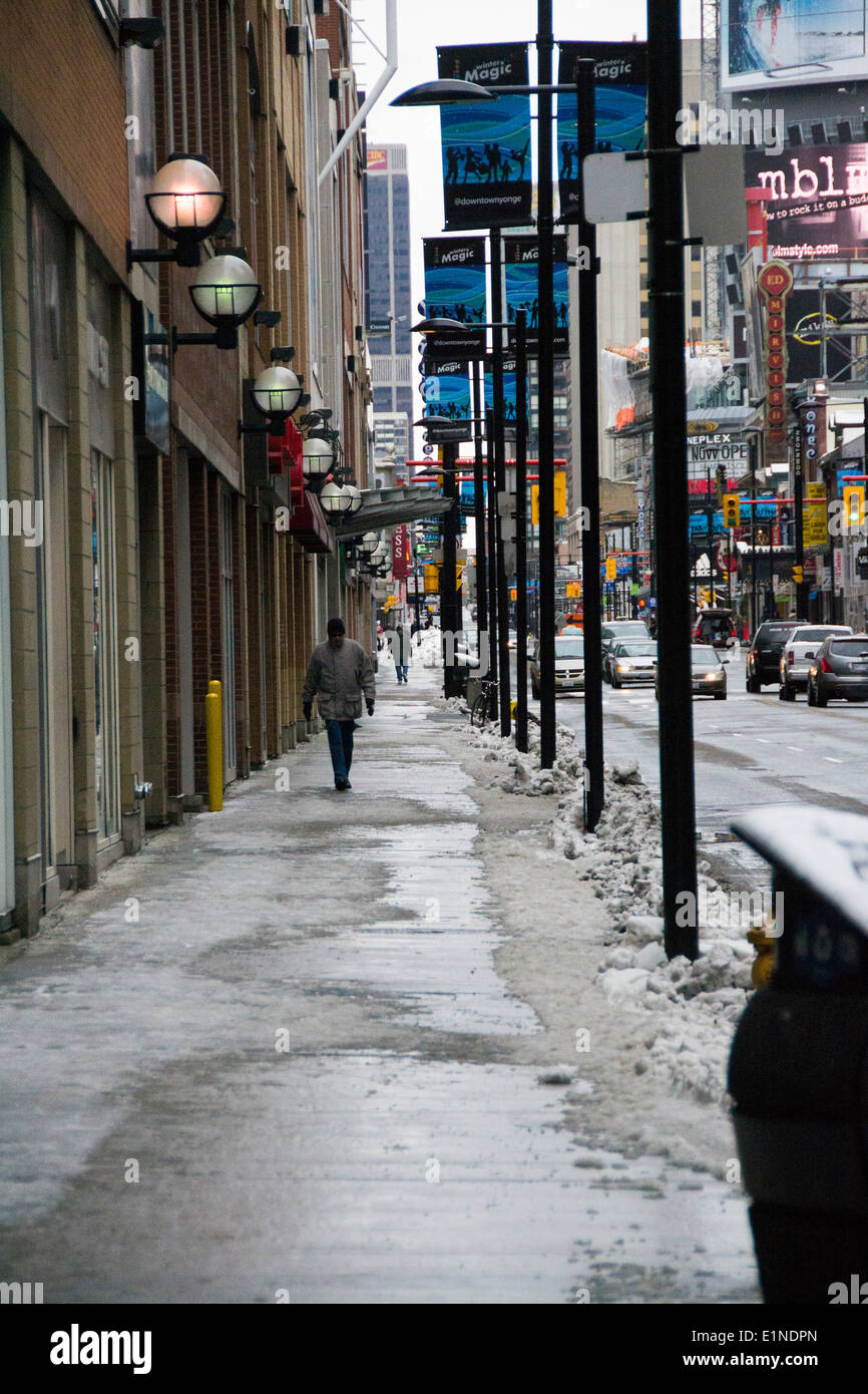 ein Mann zu Fuß im Winter auf Yonge DundasSquare Stockfoto