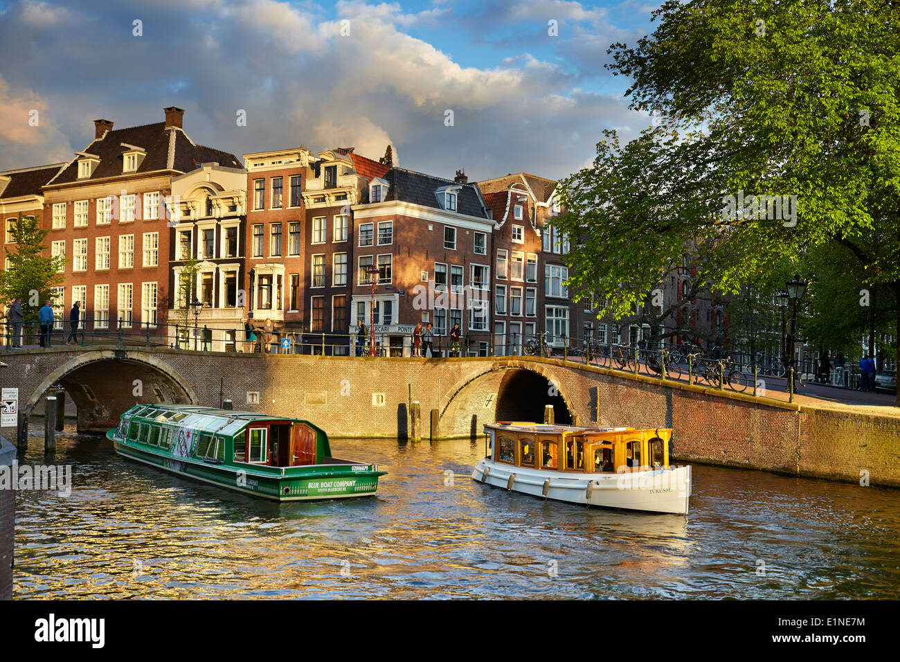 Touristenboot in Amsterdam Brücke Canal - Holland, Niederlande Stockfoto