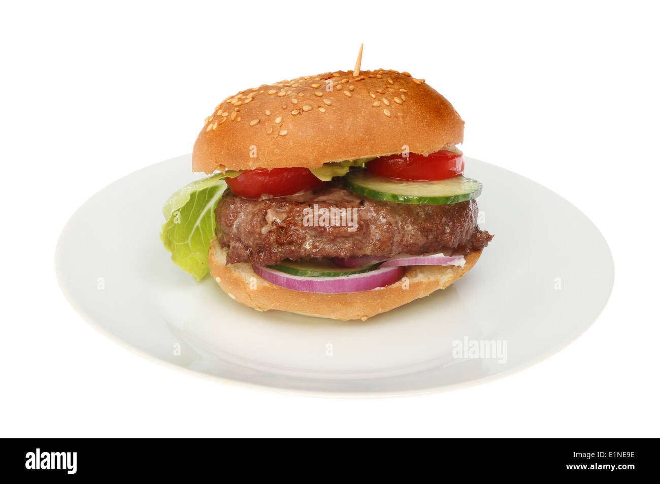 Beef-Burger in einem Brötchen auf einem Teller isoliert gegen weiß Stockfoto