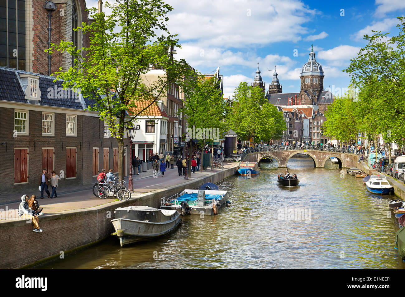 Amsterdam Canal und St. Nicolas Church - Holland Niederlande Stockfoto