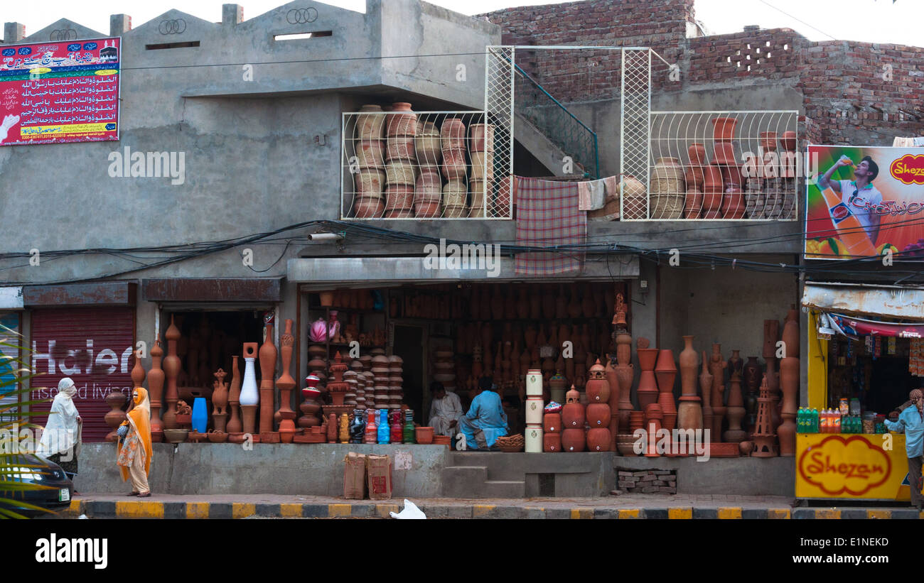 Kleinunternehmen, Ton Töpfe Verkäufer, Lahore, Pakistan Stockfoto