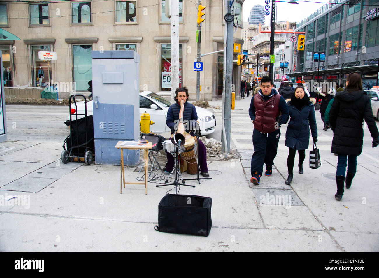 Man spielt Musik außerhalb Eaton Centre in Toronto, Kanada Stockfoto