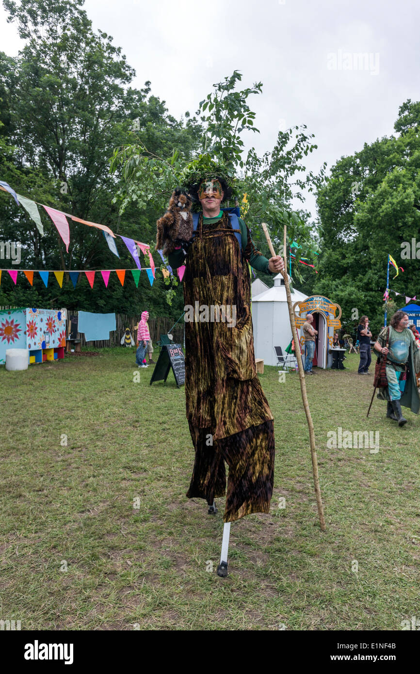 Mann, gekleidet wie die Vogelscheuche von Wizard of Oz Glastonbury Festival 2013 Stockfoto