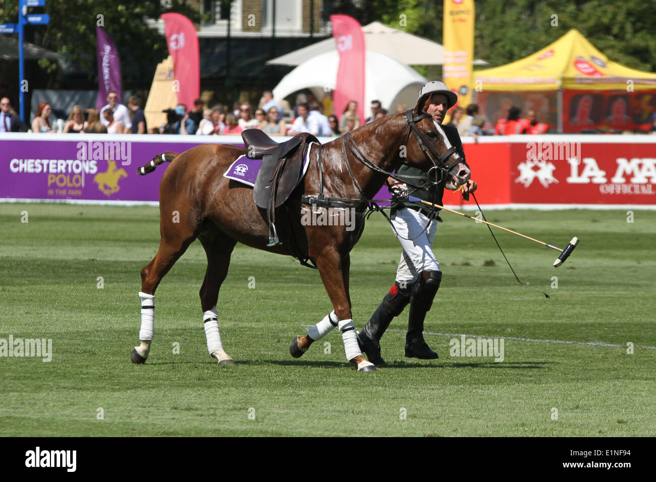 Juan Cruz Guevara des Team Abu Dhabi bei Chestertons Polo im Park 2014 Stockfoto