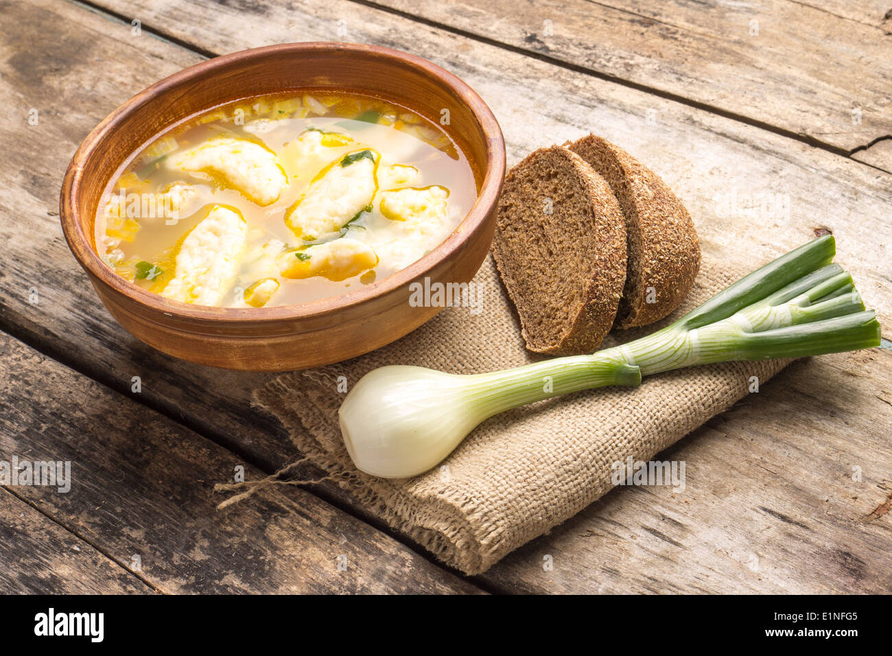 Nationalen ukrainischen Suppe mit Galushky. Suppe mit Knödeln in hausgemachten Keramikschale. Stockfoto