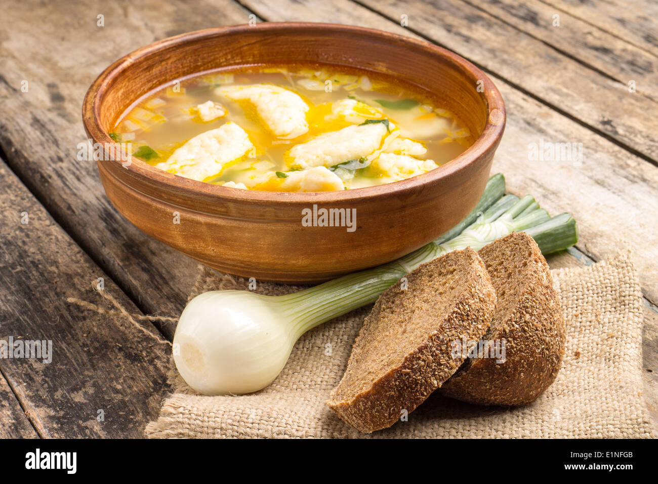 Nationalen ukrainischen Suppe mit Galushky. Suppe mit Knödeln in hausgemachten Keramikschale. Stockfoto
