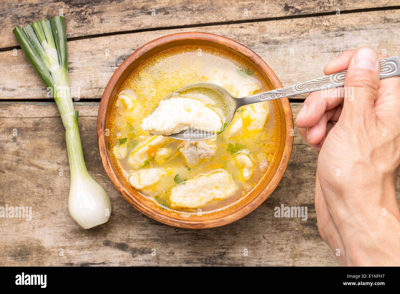 Ukrainische Nationalgericht. Suppe mit Galushky. Der Knödel zu essen. Top View-Bild Stockfoto