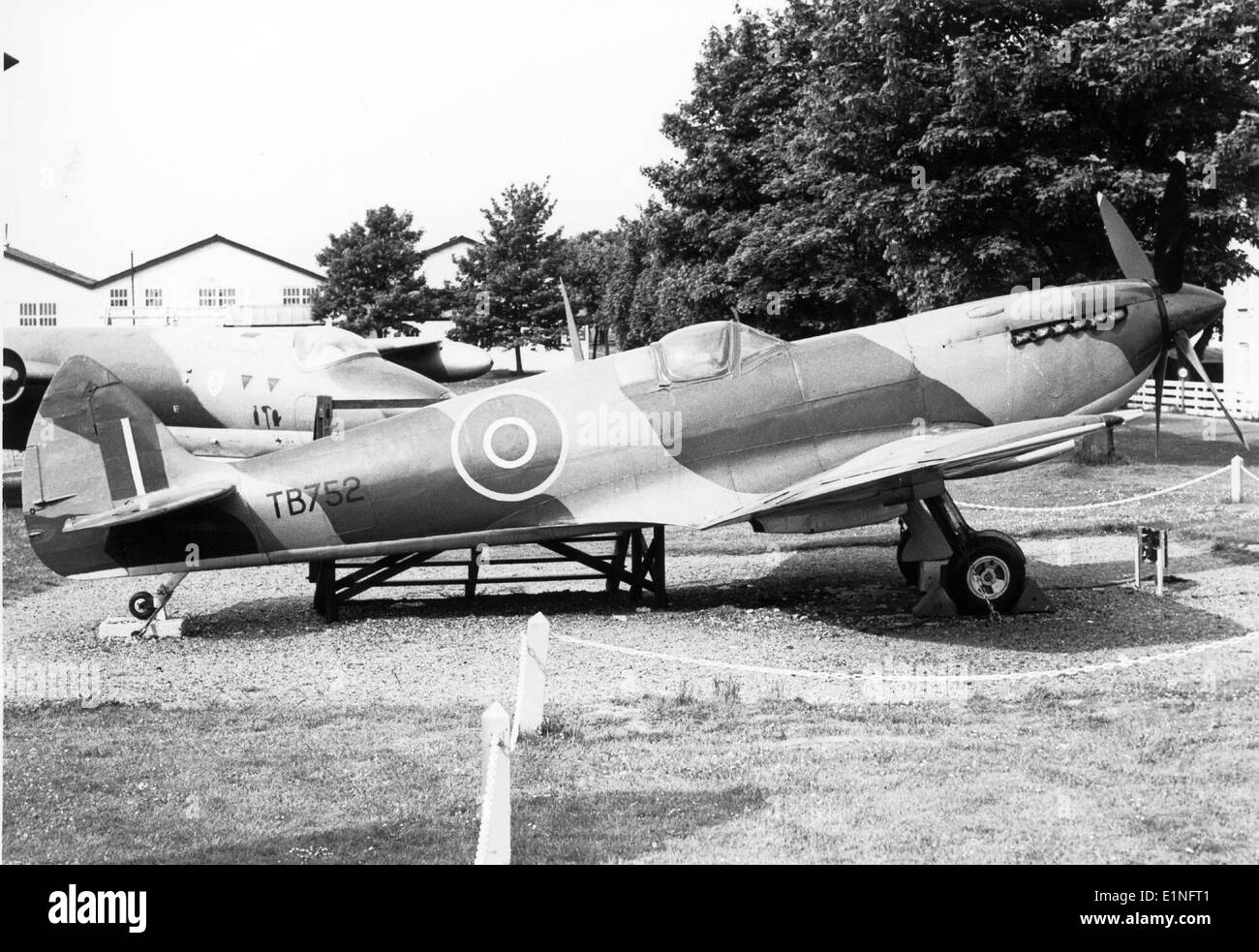 Der Supermarine Spitfire Mk. XVI TB752 wird auf der RAF Manston ausgestellt und zeigt das ikonische britische Kampfflugzeug aus dem Zweiten Weltkrieg, das für seine zentrale Rolle in der Schlacht um Großbritannien bekannt ist. Stockfoto