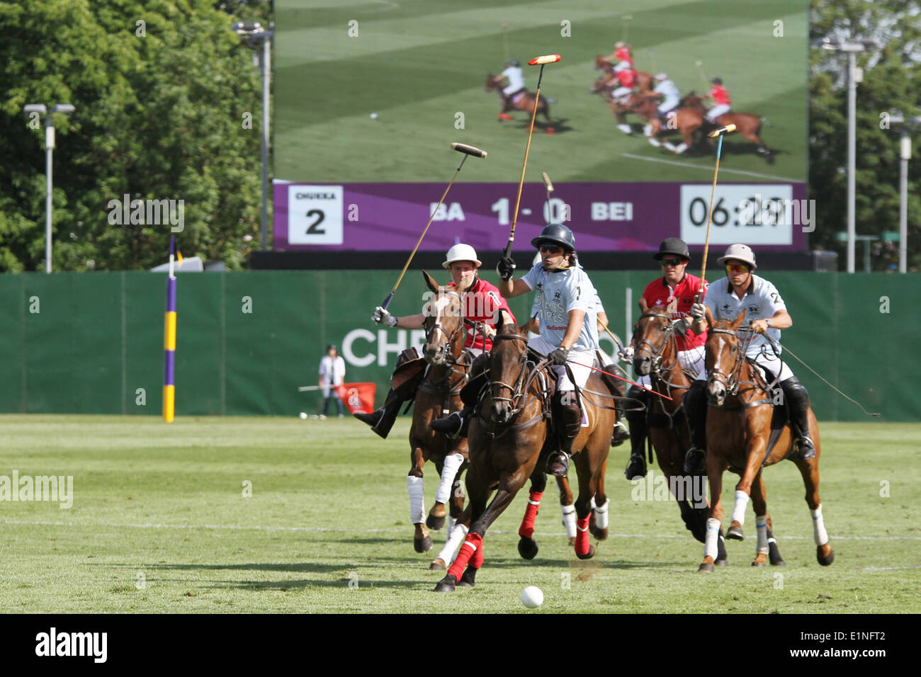 Buenos Aires V Team Peking bei Chestertons Polo im Park 2014-Team Stockfoto