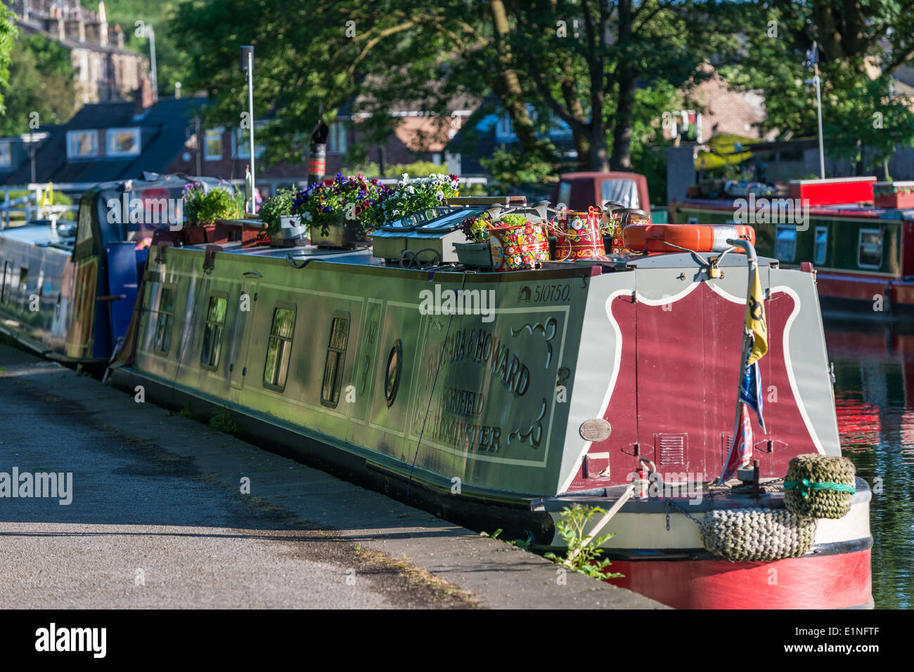 Kanal Schiff vertäut im Rodley am Leeds-Liverpool Kanal, Leeds, West Yorkshire, Großbritannien Stockfoto