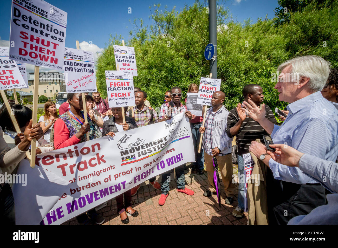 Harmondsworth Immigration Removal Centre, Middlesex, UK. 7. Juni 2014. John McDonnell MP spricht bei den Protest zu schließen nach unten Harmondsworth Immigration Removal Centre in Middlesex Credit: Guy Corbishley/Alamy Live News Stockfoto