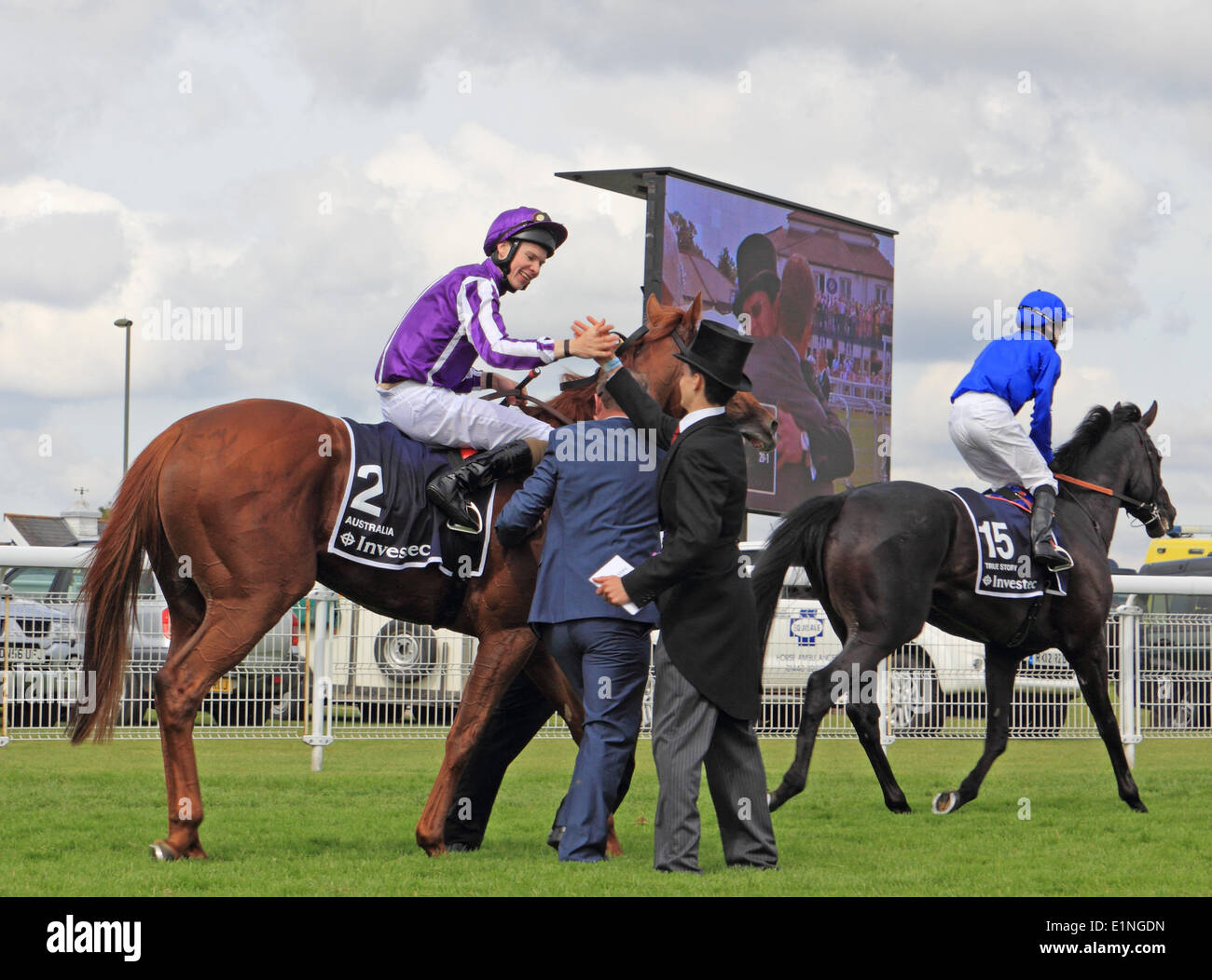 Epsom Downs Surrey England, UK. 7. Juni 2014. Das Epsom Derby ist die bekannteste englische Flachrennen und wurde zuerst im Jahre 1780 laufen. Die siegreiche Jockey Joseph O'Brien ist gratulierte am Ende des Rennens nach seinem Pferd Australien 235. Ablauf des Rennens gewann. Vaters irischen Trainer Aidan Renngeschichte von training drei Mal in Folge Sieger erstellt. Bildnachweis: Julia Gavin/Alamy Live-Nachrichten Stockfoto