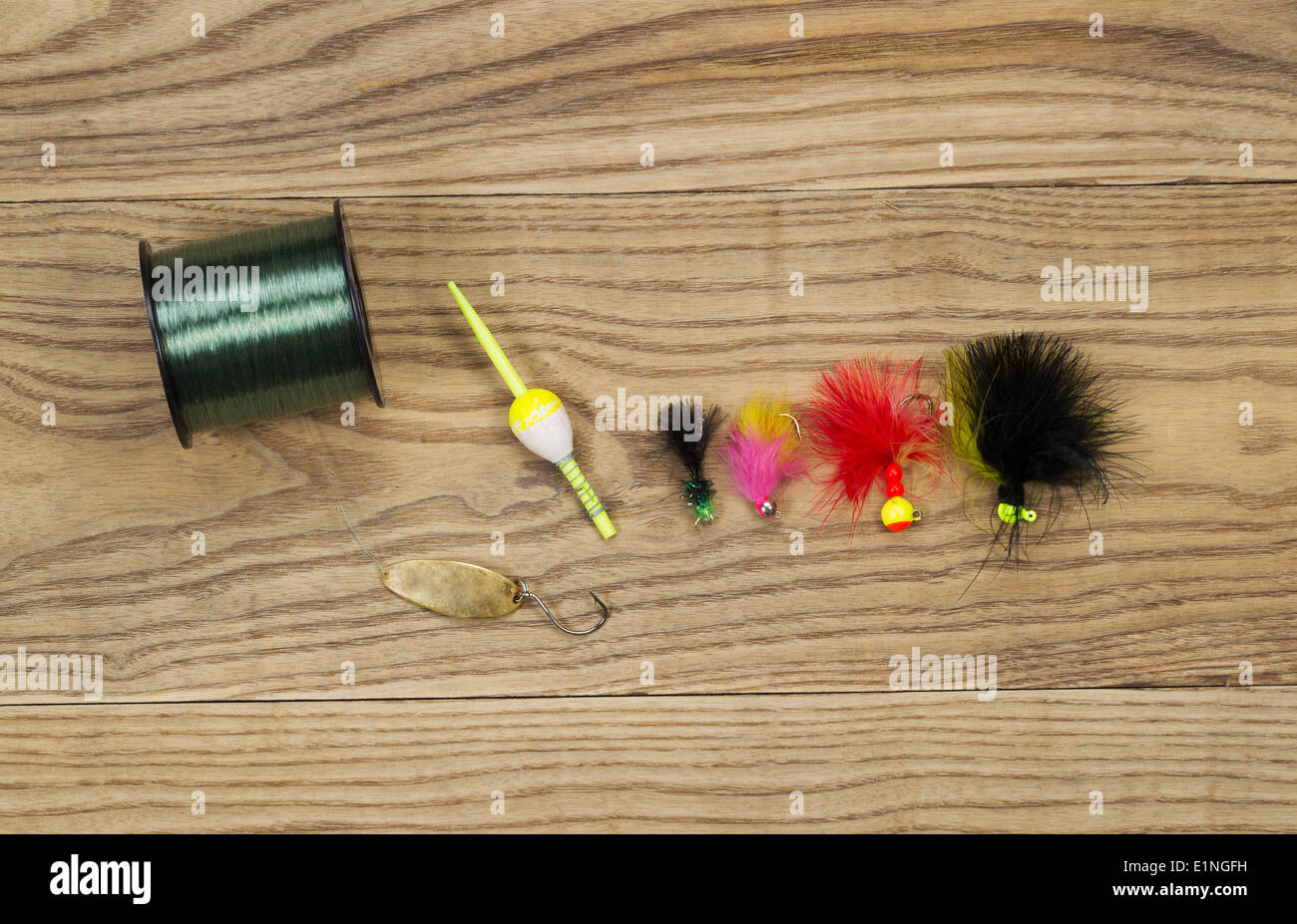 Horizontale Ansicht von oben Foto von Fischen, Löffel, Float und Spool-Linie auf verblasste Holz Stockfoto