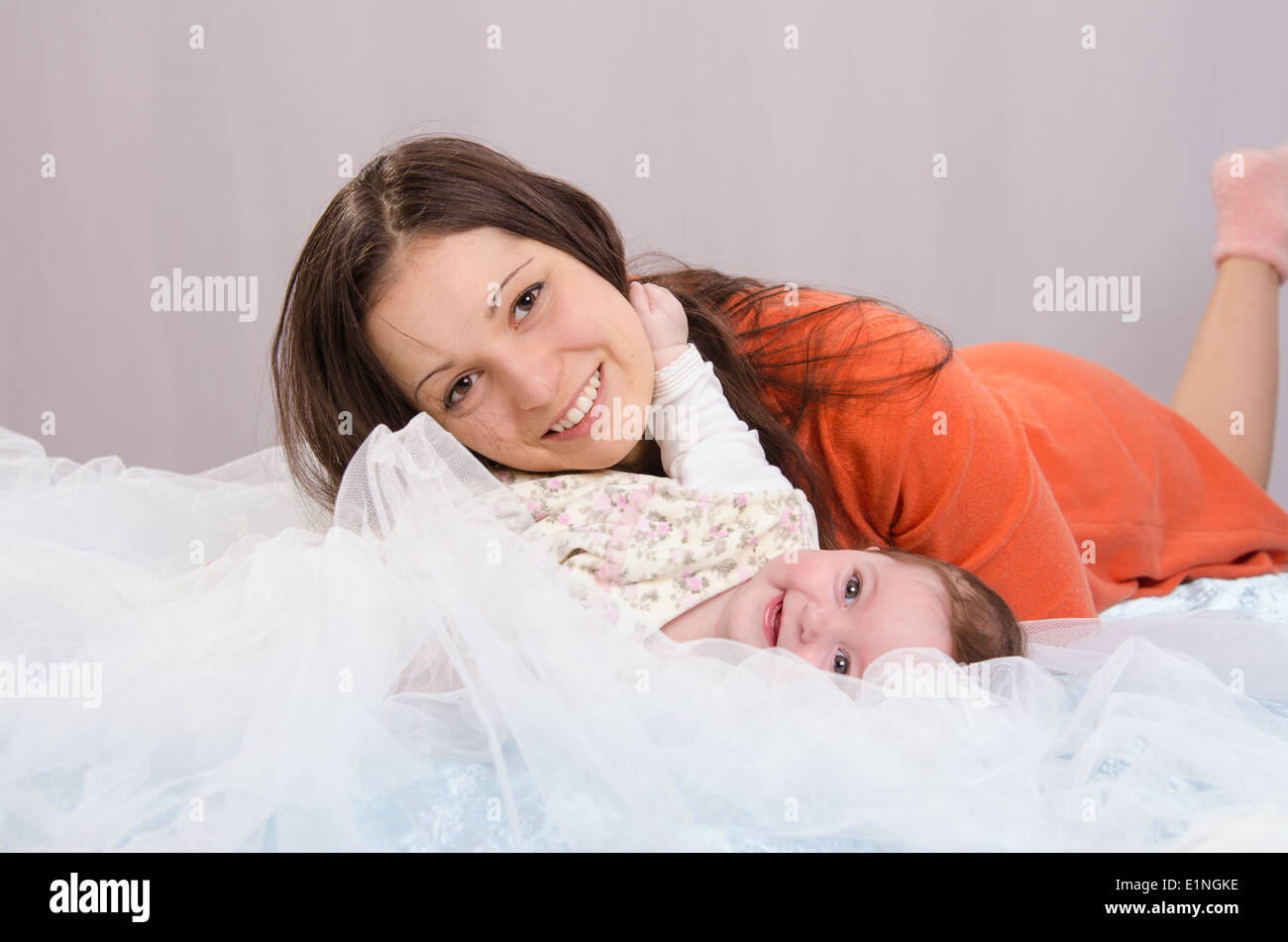 Mutter und Tochter auf der Couch sechsmonatigen Stockfoto