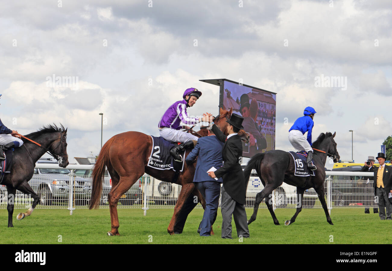 Epsom Downs Surrey England, UK. 7. Juni 2014. Das Epsom Derby ist die bekannteste englische Flachrennen und wurde zuerst im Jahre 1780 laufen. Die siegreiche Jockey Joseph O'Brien ist gratulierte am Ende des Rennens nach seinem Pferd Australien 235. Ablauf des Rennens gewann. Vaters irischen Trainer Aidan Renngeschichte von training drei Mal in Folge Sieger erstellt. Bildnachweis: Julia Gavin/Alamy Live-Nachrichten Stockfoto