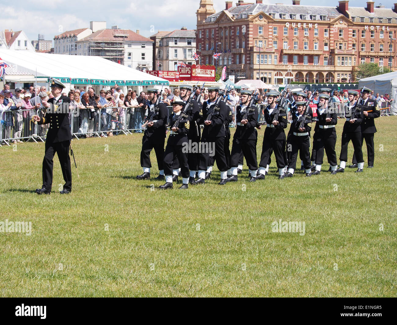 Royal Navy Reserve Segler aus HMS King Alfred feierten den 20. Jahrestag ihrer Inbetriebnahme durch marschieren von Portsmouth Southsea common in die d-Day Feierlichkeiten stattfanden Stockfoto