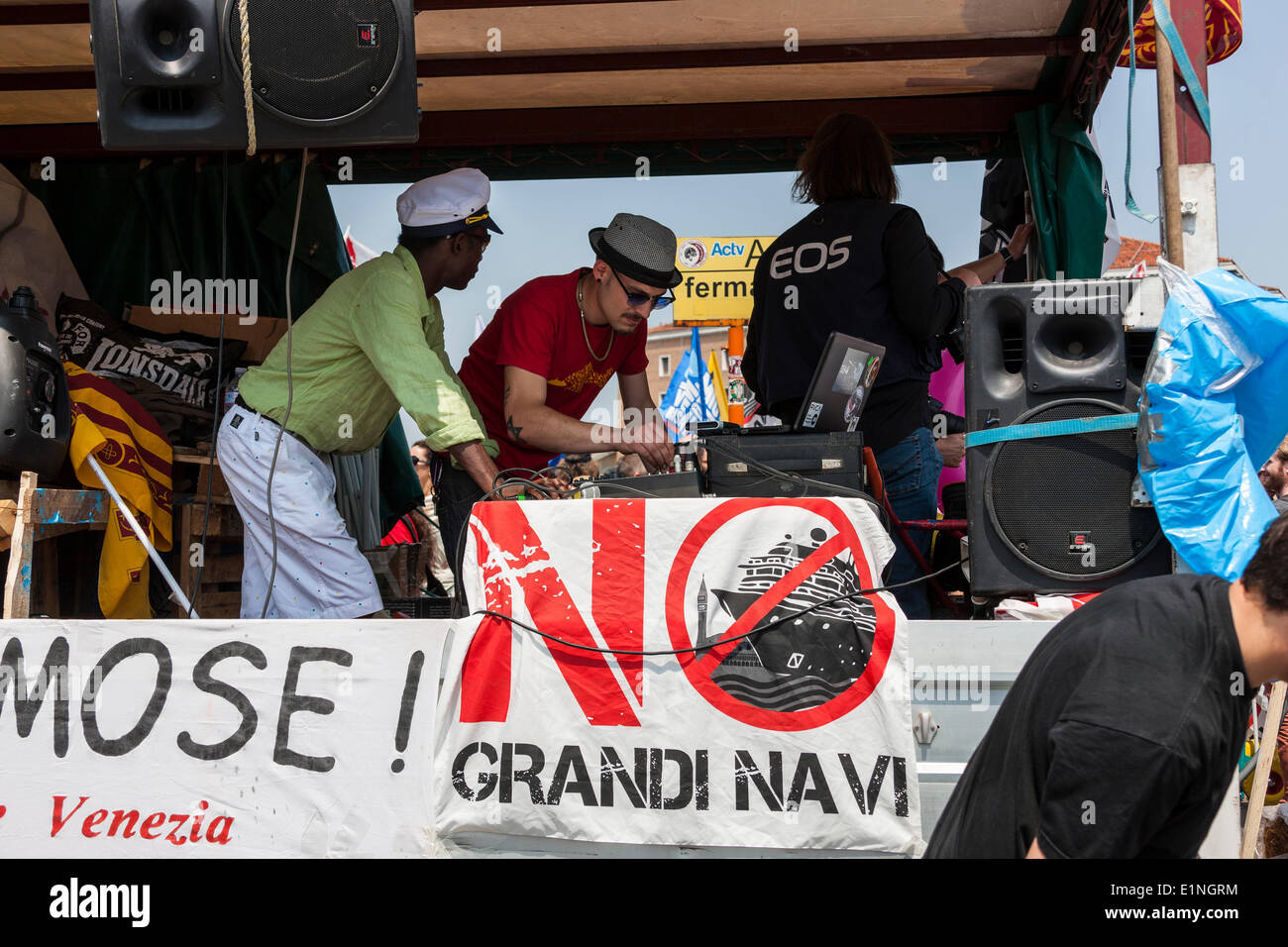 Venedig, Italien. 7. Juni 2014, Protest organisiert durch das Nein zur großen Kreuzfahrt Schiffe Ausschuss: "Alle in Venedig Boicott Kreuzfahrtschiffe". Nicht nur gegen die großen Kreuzfahrtschiffe, sondern auch gegen das MOSE-Projekt-Korruptionsskandal aus Protest begann das Komitee den Protest an der Piazzale Roma. Die Mobilisierung erreicht Marittima Cruise Ship Terminal und die Demonstranten lagerten auf die Fläche blockieren Zugriff Tu das Passagierterminal, Busse, Autos und Touristen begeben wollen. Stockfoto