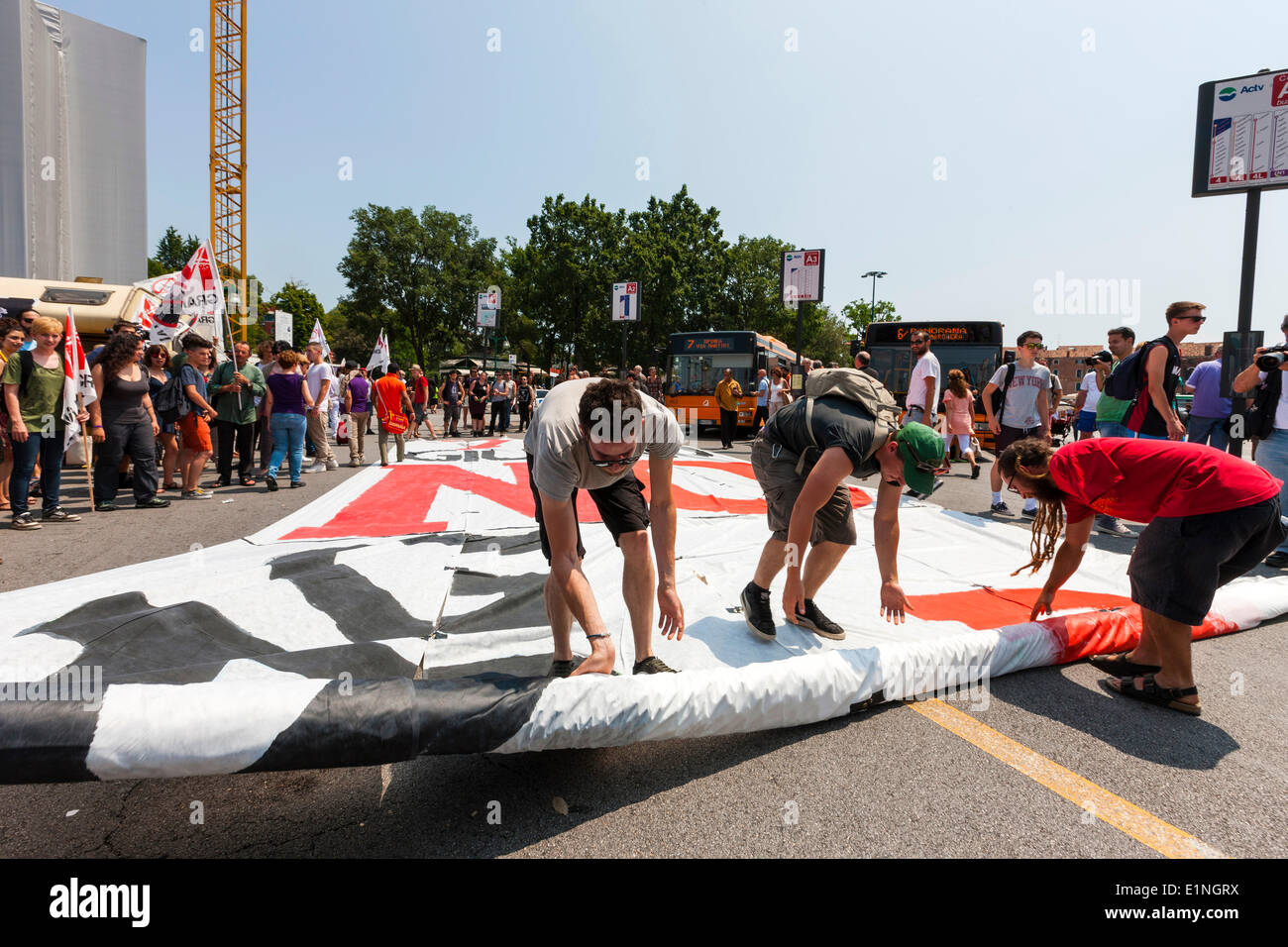 Venedig, Italien. 7. Juni 2014, Protest organisiert durch das Nein zur großen Kreuzfahrt Schiffe Ausschuss: "Alle in Venedig Boicott Kreuzfahrtschiffe". Nicht nur gegen die großen Kreuzfahrtschiffe, sondern auch gegen das MOSE-Projekt-Korruptionsskandal aus Protest begann das Komitee den Protest an der Piazzale Roma. Die Mobilisierung erreicht Marittima Cruise Ship Terminal und die Demonstranten lagerten auf die Fläche blockieren Zugriff Tu das Passagierterminal, Busse, Autos und Touristen begeben wollen. Stockfoto