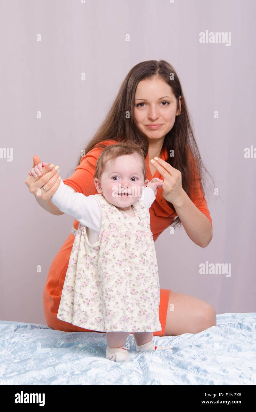 Mutter und Tochter auf der Couch sechsmonatigen Stockfoto