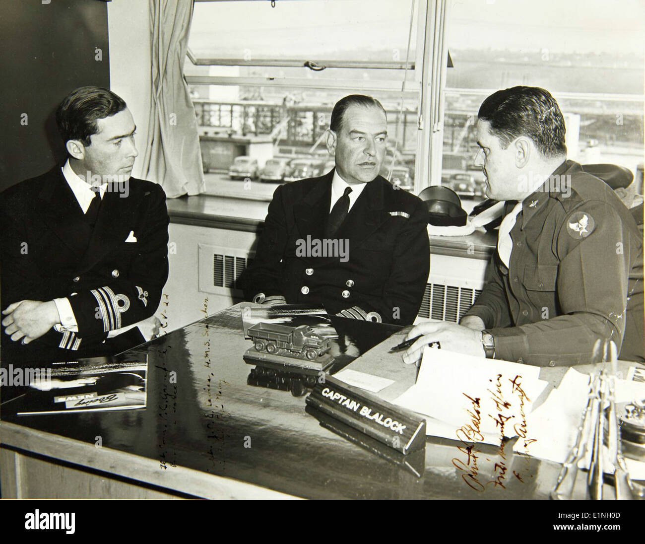 Diese Fotosammlung zeigt Lt. CMM V.C. Grenfell von der Royal Air Force, Captain G.O.E. Davies von der HMS Scorcher (His Majesty's Navy) und Captain Forrest Blalock. Das Bild zeigt ihre Rolle im Militärdienst während des Zweiten Weltkriegs Stockfoto