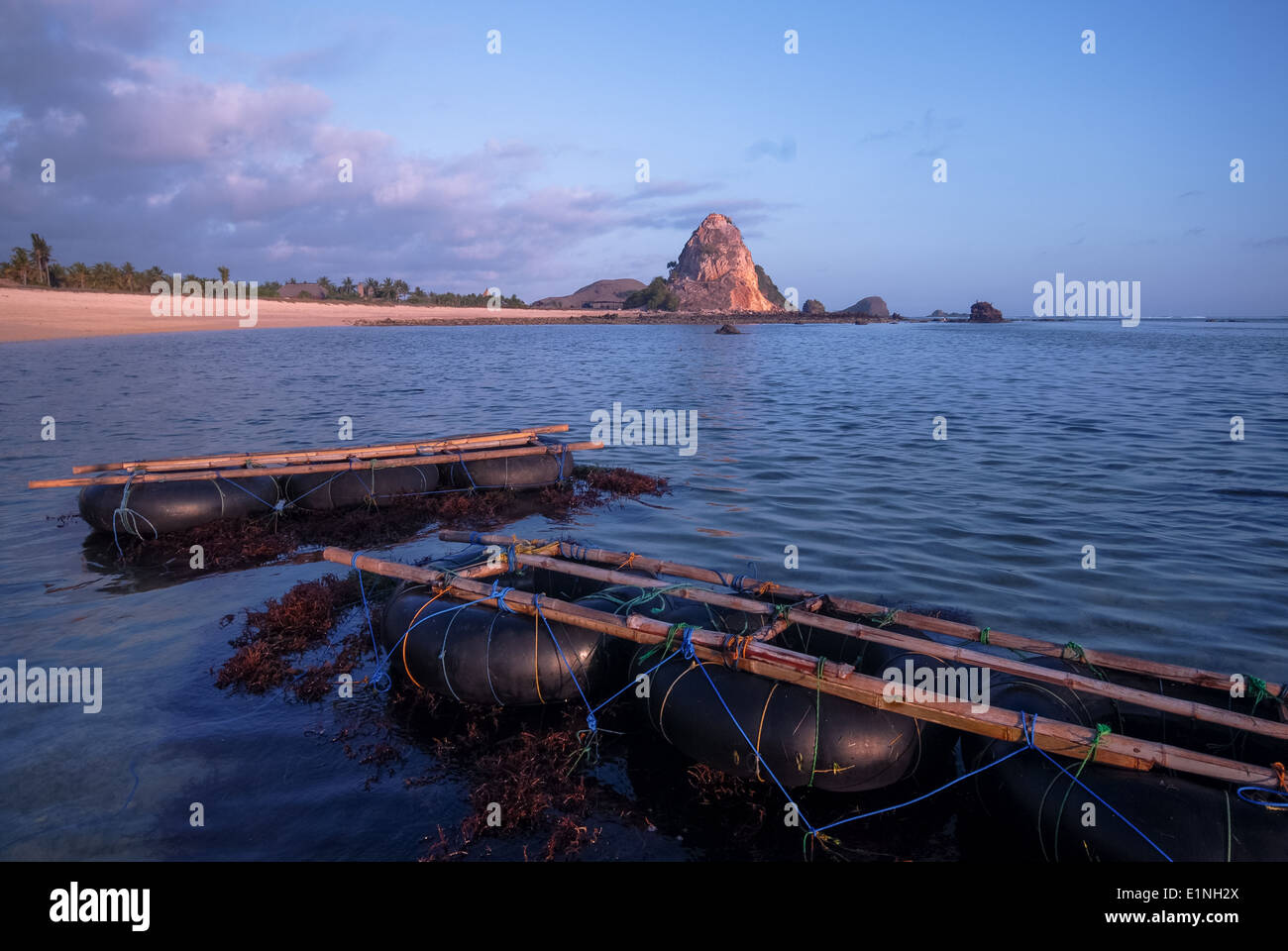 Flöße am Meer bei Lombok, Indonesien Stockfoto