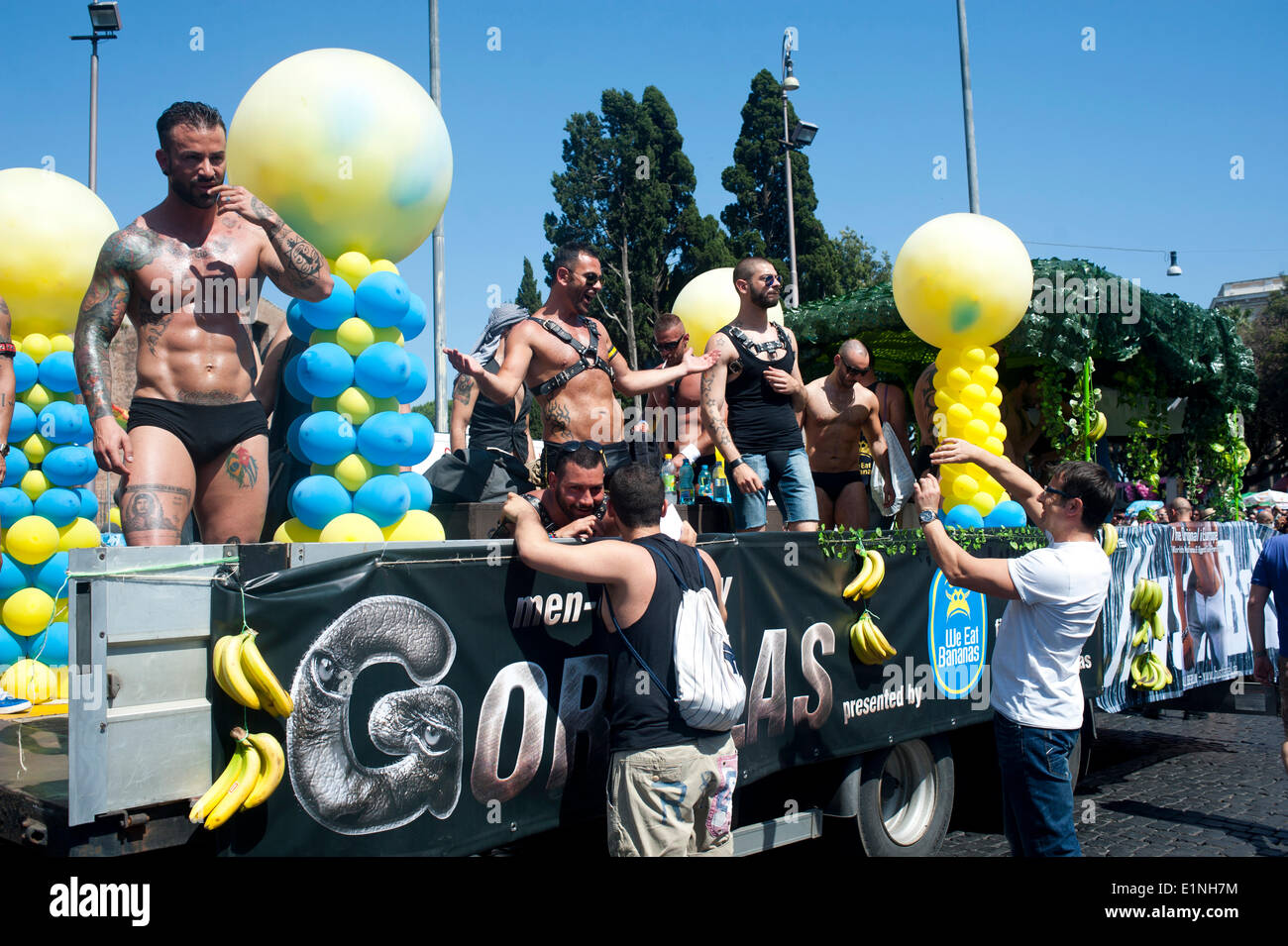 Rom, Italien. 6. Juli 2014. Gay-Pride-Parade in Rom: im Bild: männliche Tänzer in kurzen Hosen auf LKW mit bunten Luft Baloons Credit: Carlo A. - Bilder/Alamy Live News Stockfoto