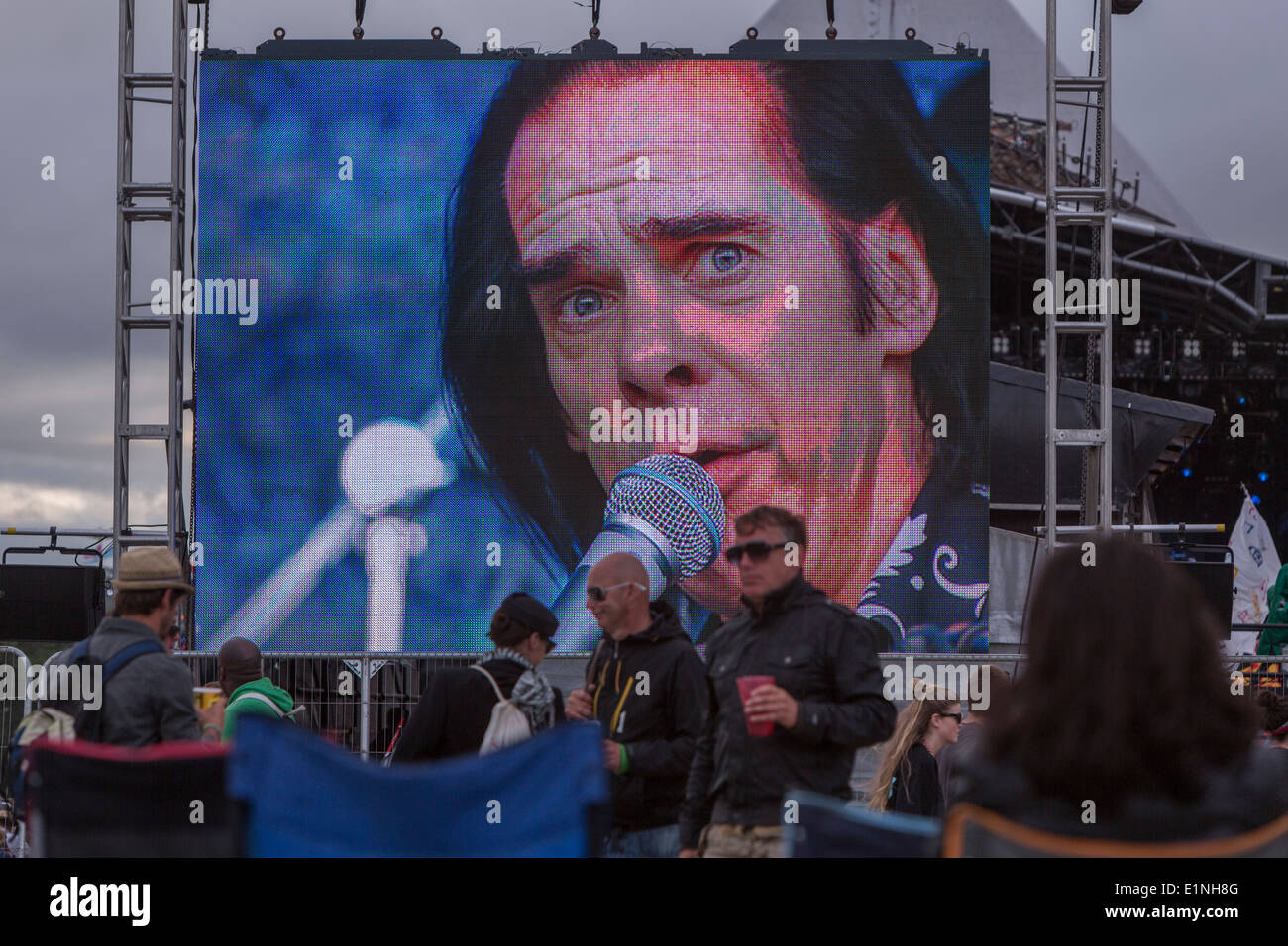 Menschen sitzen, hören den Nick Cave & The Bad Seeds in Pyramide Stadium.   Glastonbury Festival 2013 Stockfoto