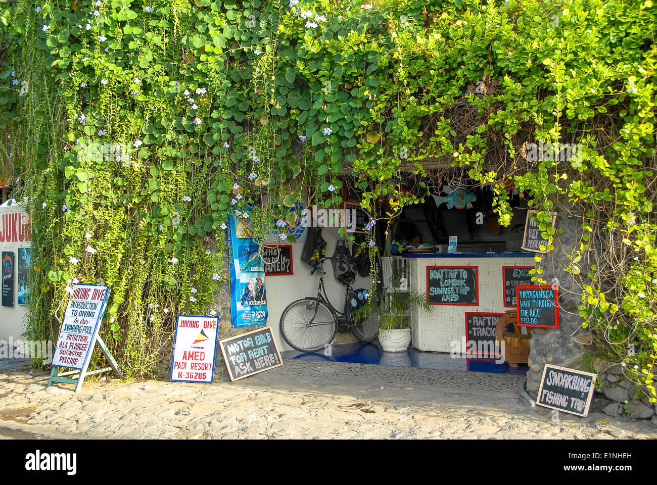 ein Tauchshop in Amed, Bali, Indonesien Stockfoto