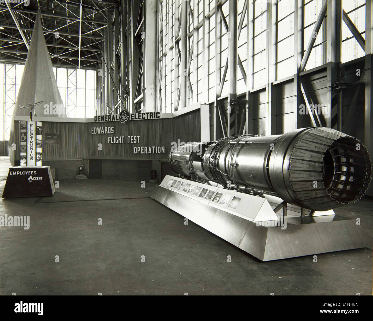 Dieses Foto aus der John W. Burgess Special Collection zeigt das Design des GE J79 Motordisplays von Burgess. Die J79 war ein zentrales Triebwerk in der militärischen Luftfahrt, das in verschiedenen Flugzeugen eingesetzt wurde, darunter der McDonnell Douglas F-4 Phantom II Stockfoto