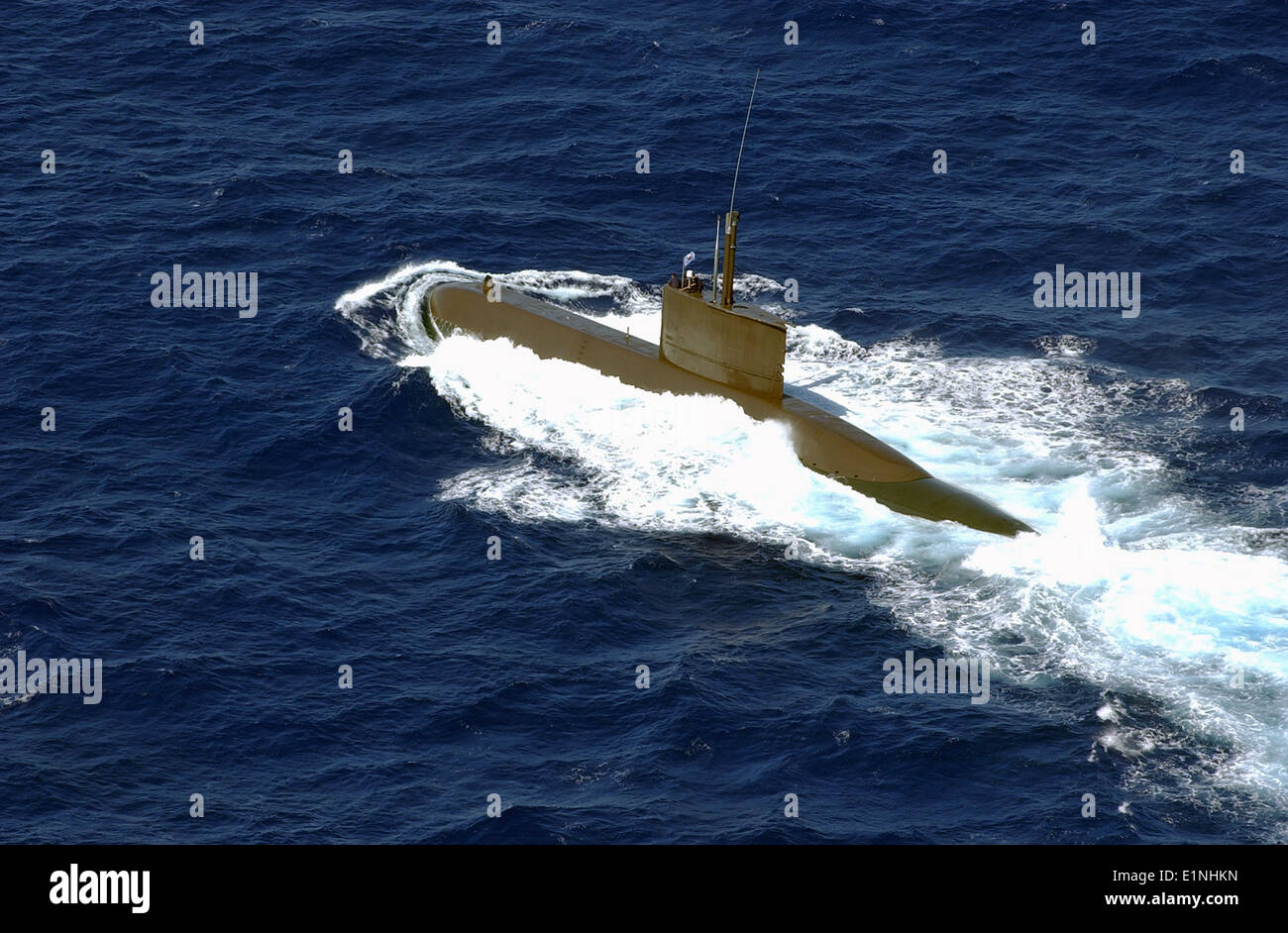 Die Republik von Korea Chang Bogo Klasse dieselelektrische Angriff u-Boot-Nadaeyung Oberflächen nach Einleitung einer Harpune Anti-Schiffs-Rakete während der Rand des Pazifiks Übungen 9. Juli 2002 auf Kauai, Hawaii. Stockfoto