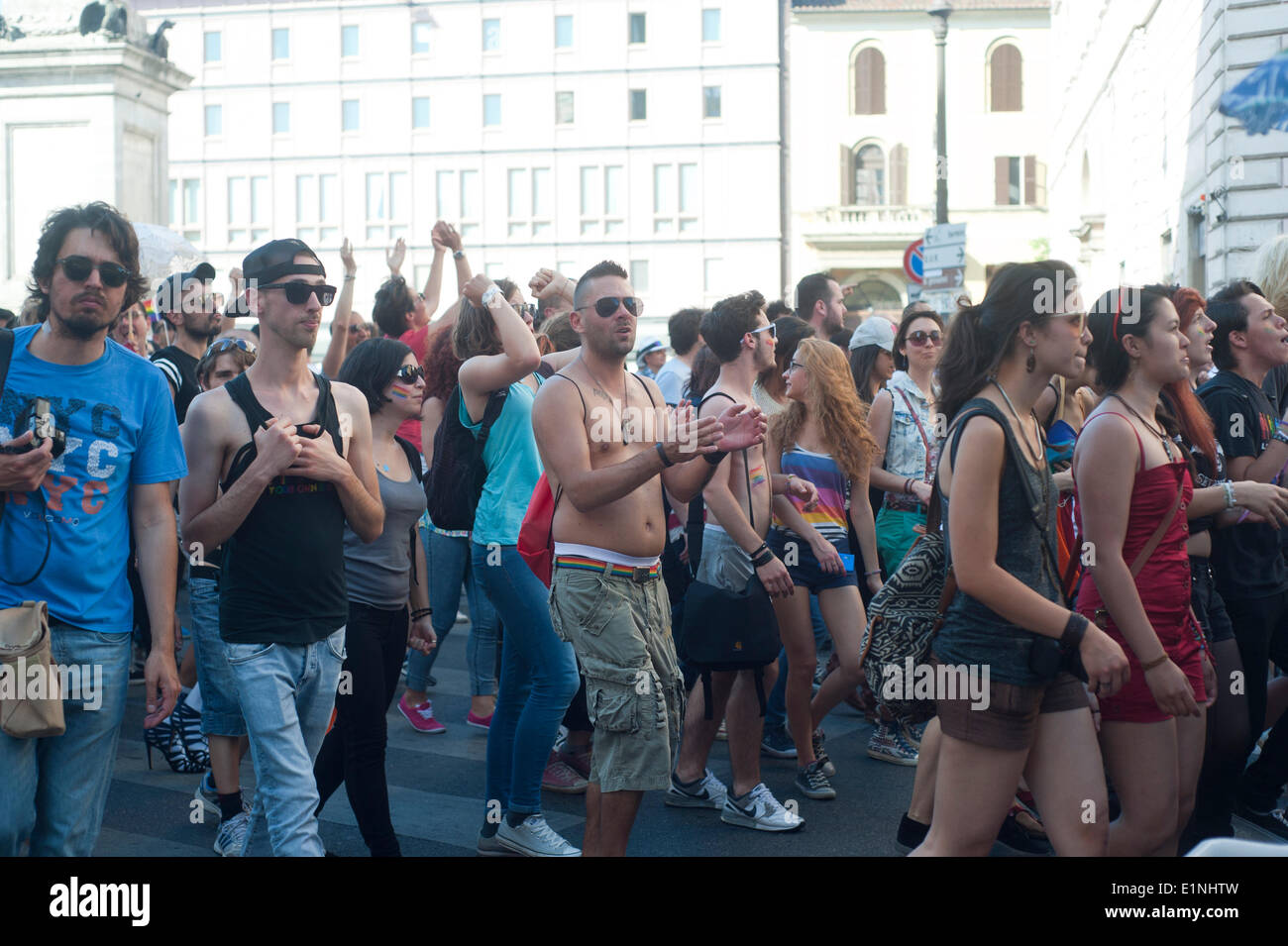 Rom, Italien. 6. Juli 2014. Gay-Pride-Parade in Rom: im Bild: Teilnehmer der Parade in den Straßen tanzen. Bildnachweis: Carlo A. - Bilder/Alamy Live News Stockfoto