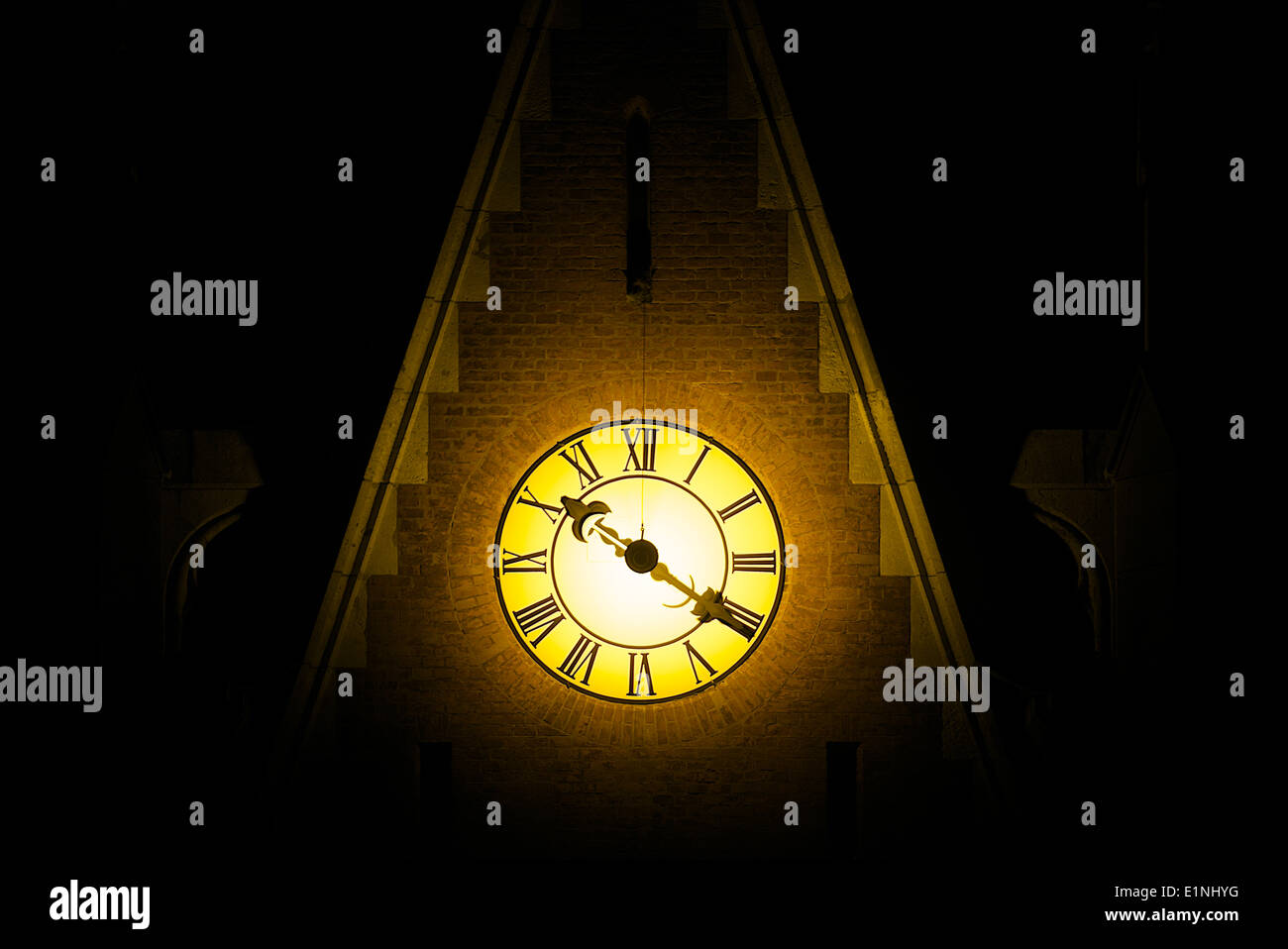 Nachtuhr Turm Kirchturm-Uhr Stockfotografie - Alamy