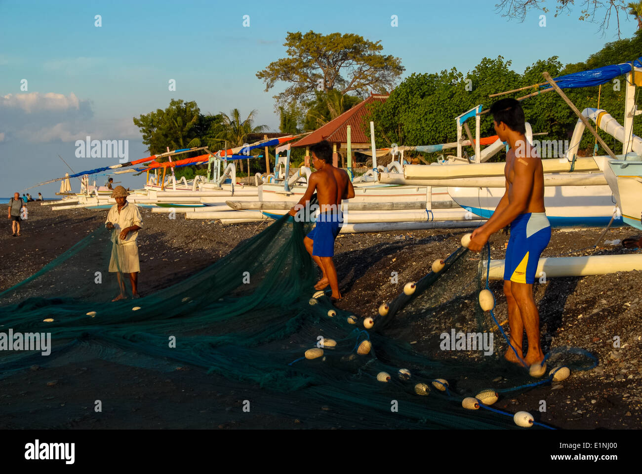 Fischer mit Netz an den Strand von Amed auf Bali in Indonesien Stockfoto