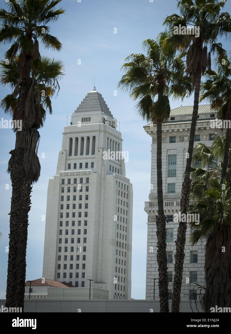 Los Angeles, Kalifornien, USA. 1. Mai 2014. Los Angeles City Hall, entworfen von Austin, Parkinson & Martin, seit 1928 ein Teil von LA Skyline mit seinen 32 Stockwerken. LA City Hall ist das höchste Gebäude isoliert-Base in der Welt und gebaut, um ein Erdbeben der Stärke 8,2 zu widerstehen. Erbauer Sand aus allen 58 Grafschaften in Kalifornien zusammen mit Wasser aus der Golden State 21 spanischen Missionen verwendet und war das höchste Gebäude in der Stadt bis 1964. LA City Hall hat wurde ein Teil der unzähligen Filmen und wesentliche Gestaltungselement auf der Service-Abzeichen des Los Angeles Police Depar Stockfoto