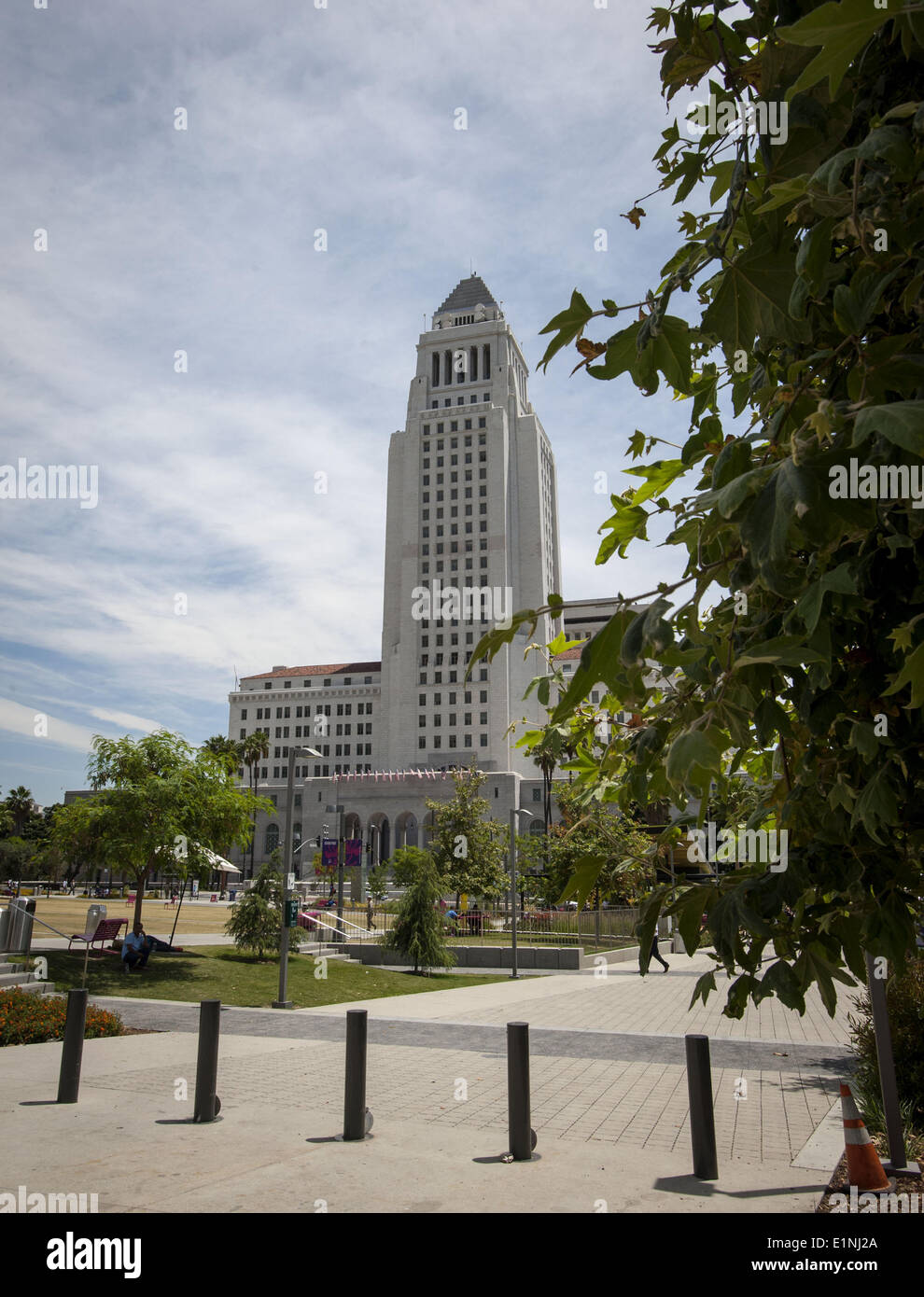 Los Angeles, Kalifornien, USA. 1. Mai 2014. Los Angeles City Hall, entworfen von Austin, Parkinson & Martin, seit 1928 ein Teil von LA Skyline mit seinen 32 Stockwerken. LA City Hall ist das höchste Gebäude isoliert-Base in der Welt und gebaut, um ein Erdbeben der Stärke 8,2 zu widerstehen. Erbauer Sand aus allen 58 Grafschaften in Kalifornien zusammen mit Wasser aus der Golden State 21 spanischen Missionen verwendet und war das höchste Gebäude in der Stadt bis 1964. LA City Hall hat wurde ein Teil der unzähligen Filmen und wesentliche Gestaltungselement auf der Service-Abzeichen des Los Angeles Police Depar Stockfoto