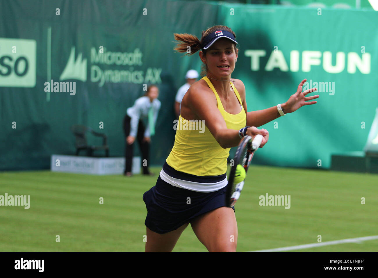 Deutschland. 7. Juni 2014. Julia Görges (GER) trifft eine Vorhand bei der Champions Trophy Gerry-Weber-Stadion, Halle / Westfalen, Deutschland am 07.06.2014. Sie spielte mit Michael Chang (USA) vs. Andrea Petkovic (GER) und Ivan Lendl (USA).  Bildnachweis: Janine Lang/International-Sport-Fotos /Alamy Live-Nachrichten Stockfoto