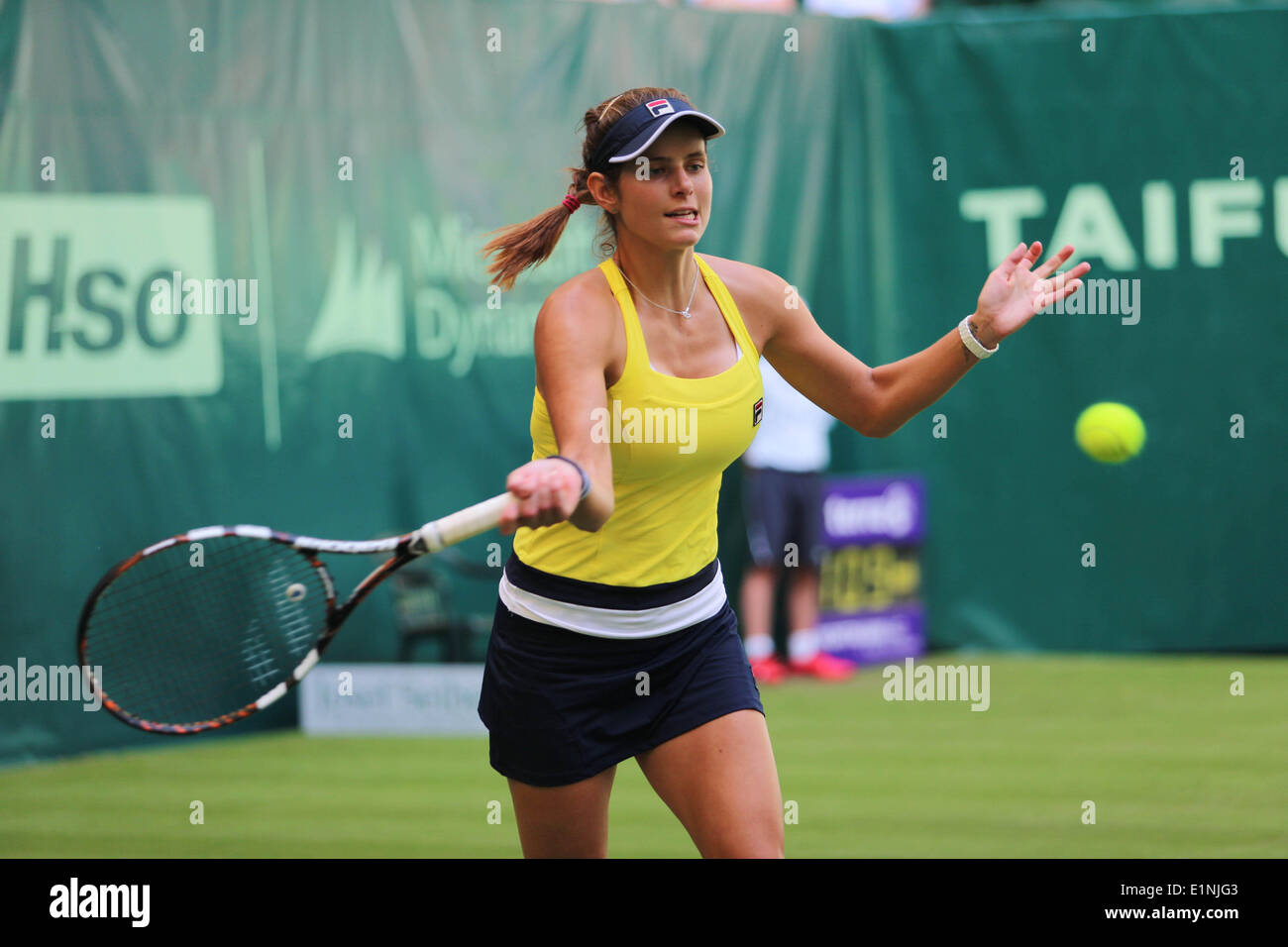 Deutschland. 7. Juni 2014. Julia Görges (GER) trifft eine Vorhand bei der Champions Trophy Gerry-Weber-Stadion, Halle / Westfalen, Deutschland am 07.06.2014. Sie spielte mit Michael Chang (USA) vs. Andrea Petkovic (GER) und Ivan Lendl (USA).  Bildnachweis: Janine Lang/International-Sport-Fotos /Alamy Live-Nachrichten Stockfoto