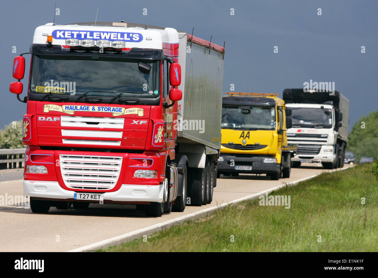 Drei Lastwagen unterwegs entlang der A12 Schnellstraße in Essex, England Stockfoto