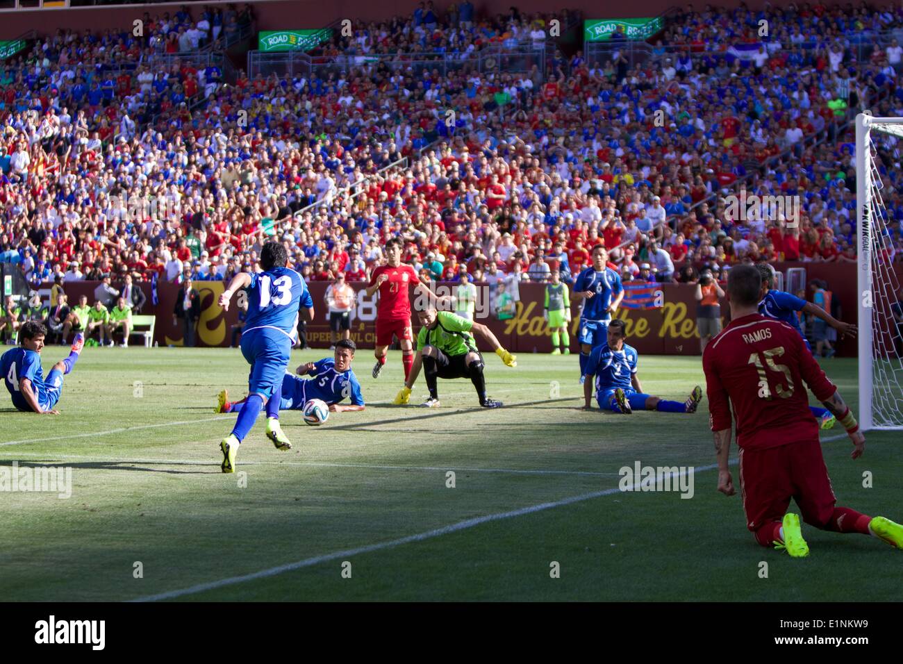 Washington, DC, USA. 7. Juni 2014. World Cup Soccer Warmup zwischen Spanien und El Salvador. Spanien gewinnt 2-0, Tore von Spanien # 7 David Villa. Jeder kriechen, um den Ball aus dem Torraum zu klären. Bildnachweis: Khamp Sykhammountry/Alamy Live-Nachrichten Stockfoto