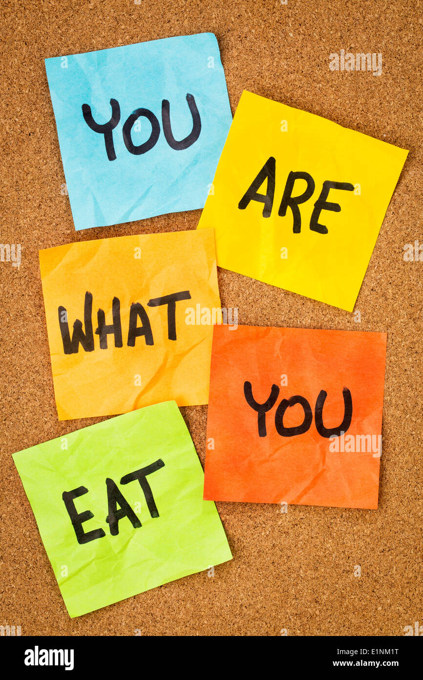 gesunder Lifestyle-Konzept - du bist was Erinnerung Worte handschriftlich von Kurznotizen Essen Stockfoto