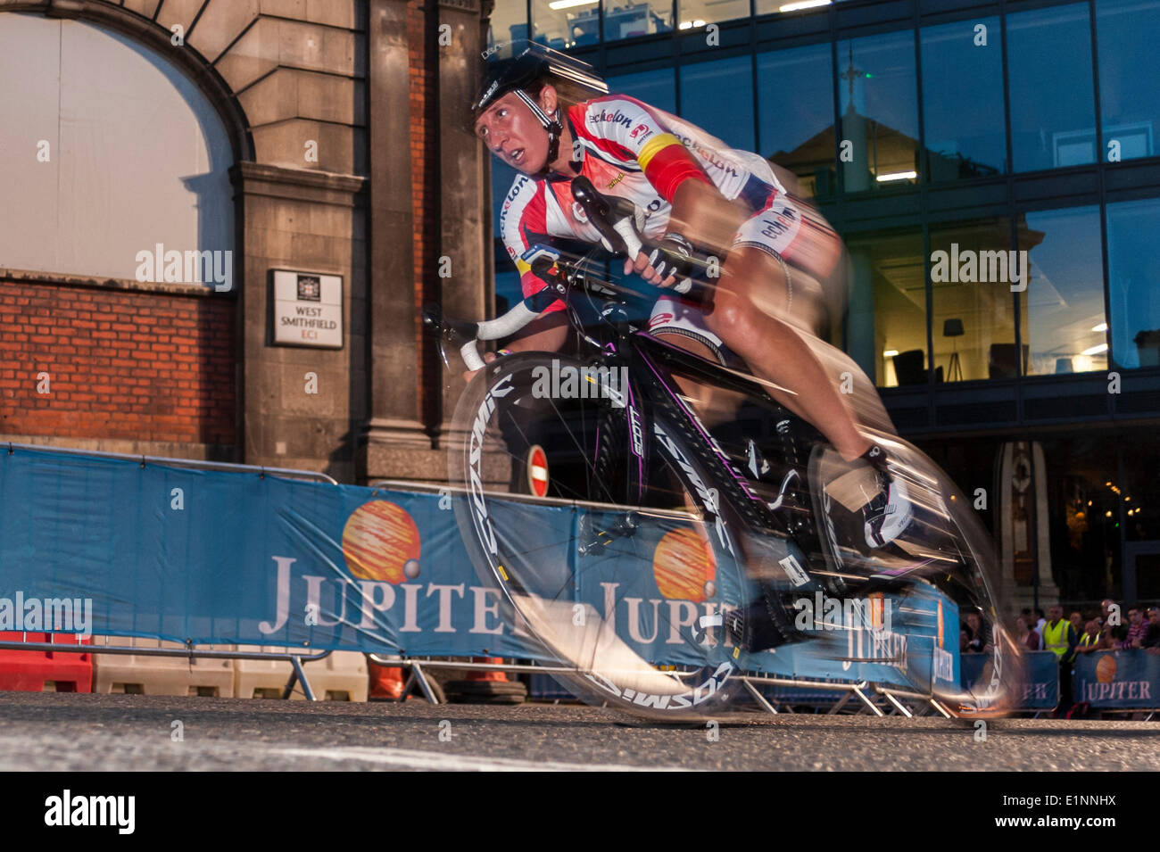 Smithfield Market, London, UK, 7. Juni 2014.  Die Jupiter London Nocturne 2014, die achte Auflage des Großbritanniens größten nächtlichen Radrennen.  Im Bild: Nicola Juniper (Echelon Rotor Team) Gewinner, Elite Frauen Kriterium.    Bildnachweis: Stephen Chung/Alamy Live-Nachrichten Stockfoto