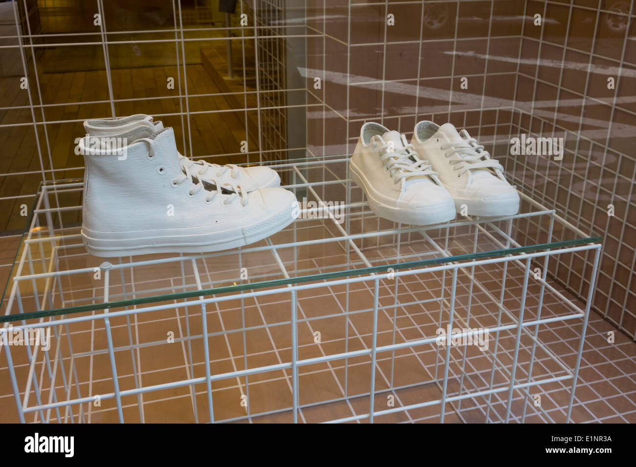 Weiße Turnschuhe in Schaufenster in New York City Stockfoto