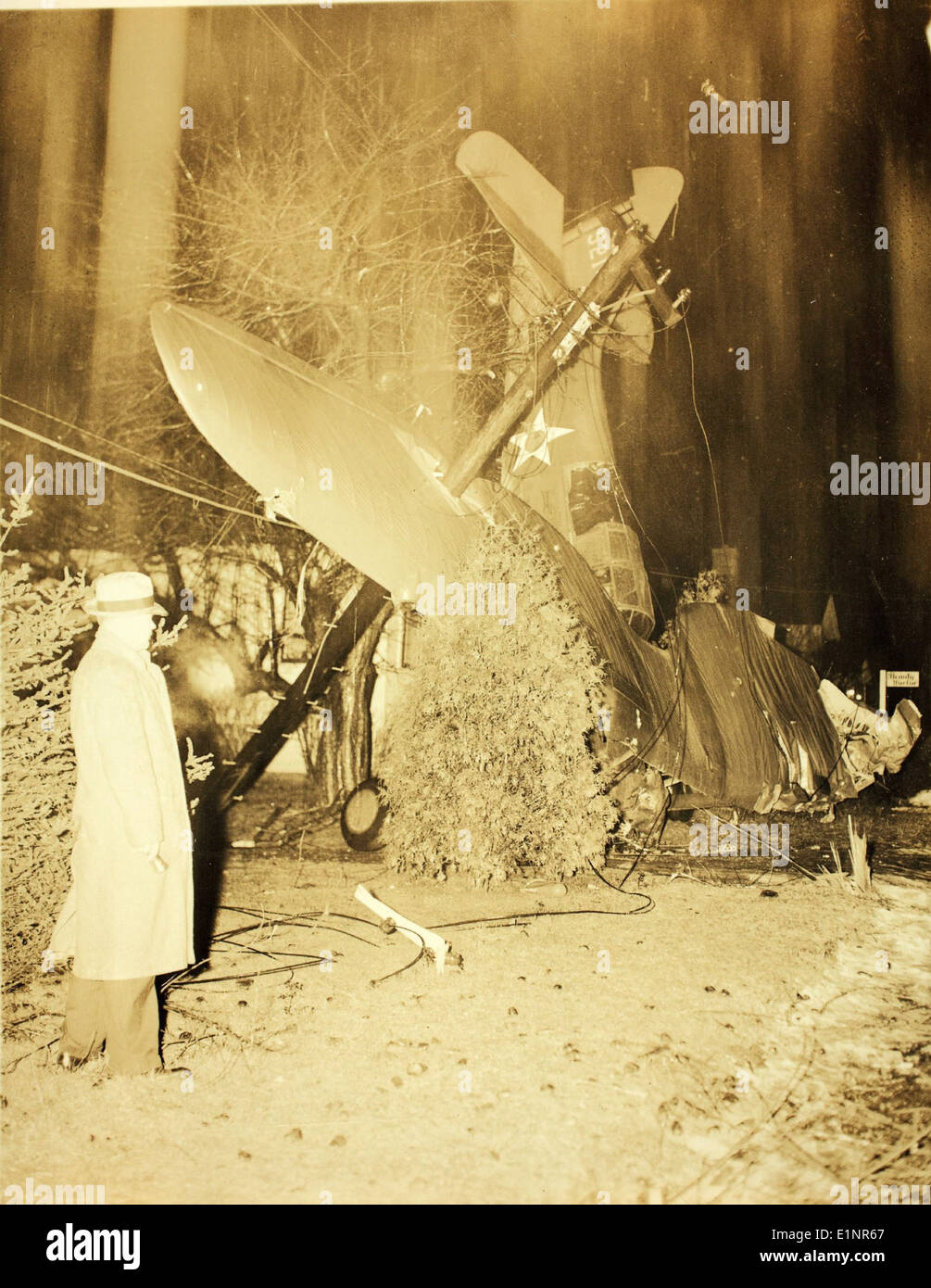 Dieses Foto dokumentiert einen Flugzeugunfall mit einer Douglas O-46, einem Aufklärungsflugzeug, das in den 1940er Jahren von den U.S. Army Air Forces eingesetzt wurde Die O-46 war bekannt für ihre Rolle in Beobachtungs- und Aufklärungsmissionen vor dem Zweiten Weltkrieg Stockfoto