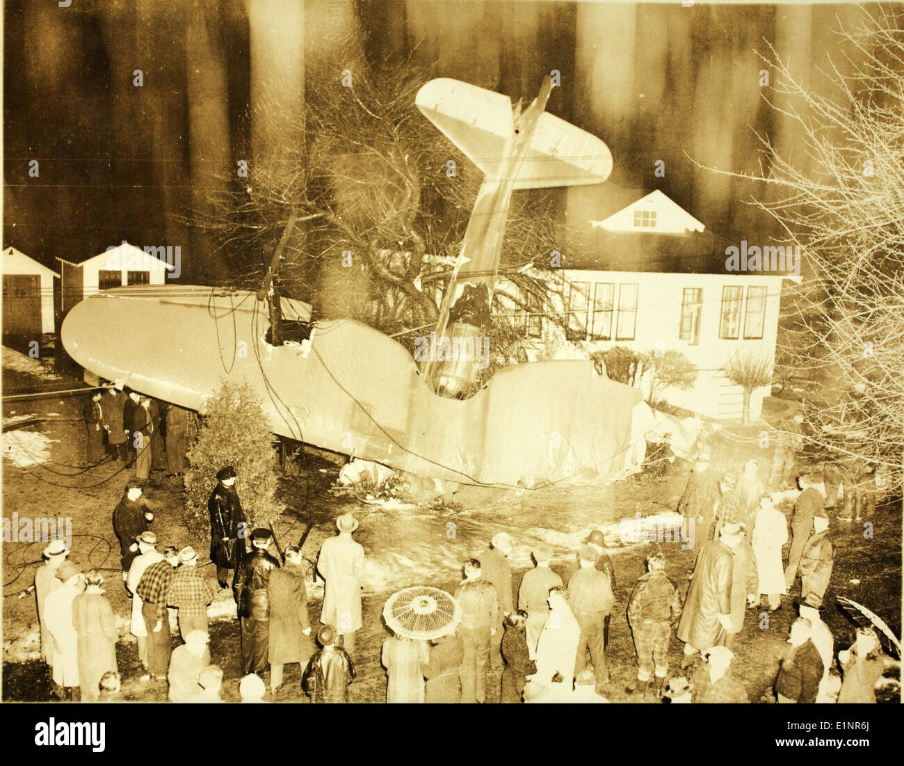 Dieses Bild dokumentiert einen Flugzeugunfall mit einer Douglas O-46, einem Aufklärungsflugzeug, das in den 1940er Jahren von der US Army Air Forces eingesetzt wurde Der Unfall ereignete sich zwischen 1940 und 1949 und trug zur Geschichte der militärischen Luftfahrt während des Zweiten Weltkriegs bei Stockfoto