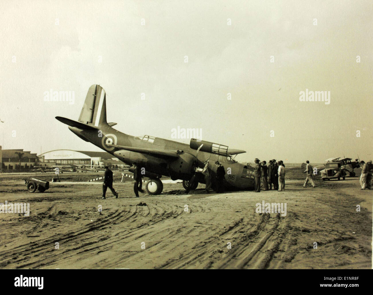 Dieses Foto dokumentiert einen Flugzeugunfall mit der Douglas DB-7 in den 1940er Jahren Die DB-7 war ein vielseitiger leichter Bomber, der während des Zweiten Weltkriegs eingesetzt wurde. Unfälle wie dieser waren leider in den ersten Jahren der Kampfflugzeugtechnik üblich, da sich die Militärflugzeugtechnik weiterentwickelte. Stockfoto Dieses Foto dokumentiert einen Flugzeugunfall mit der Douglas DB-7 in den 1940er Jahren Die DB-7 war ein vielseitiger leichter Bomber, der während des Zweiten Weltkriegs eingesetzt wurde. Unfälle wie dieser waren leider in den ersten Jahren der Kampfflugzeugtechnik üblich, da sich die Militärflugzeugtechnik weiterentwickelte. Stockfoto